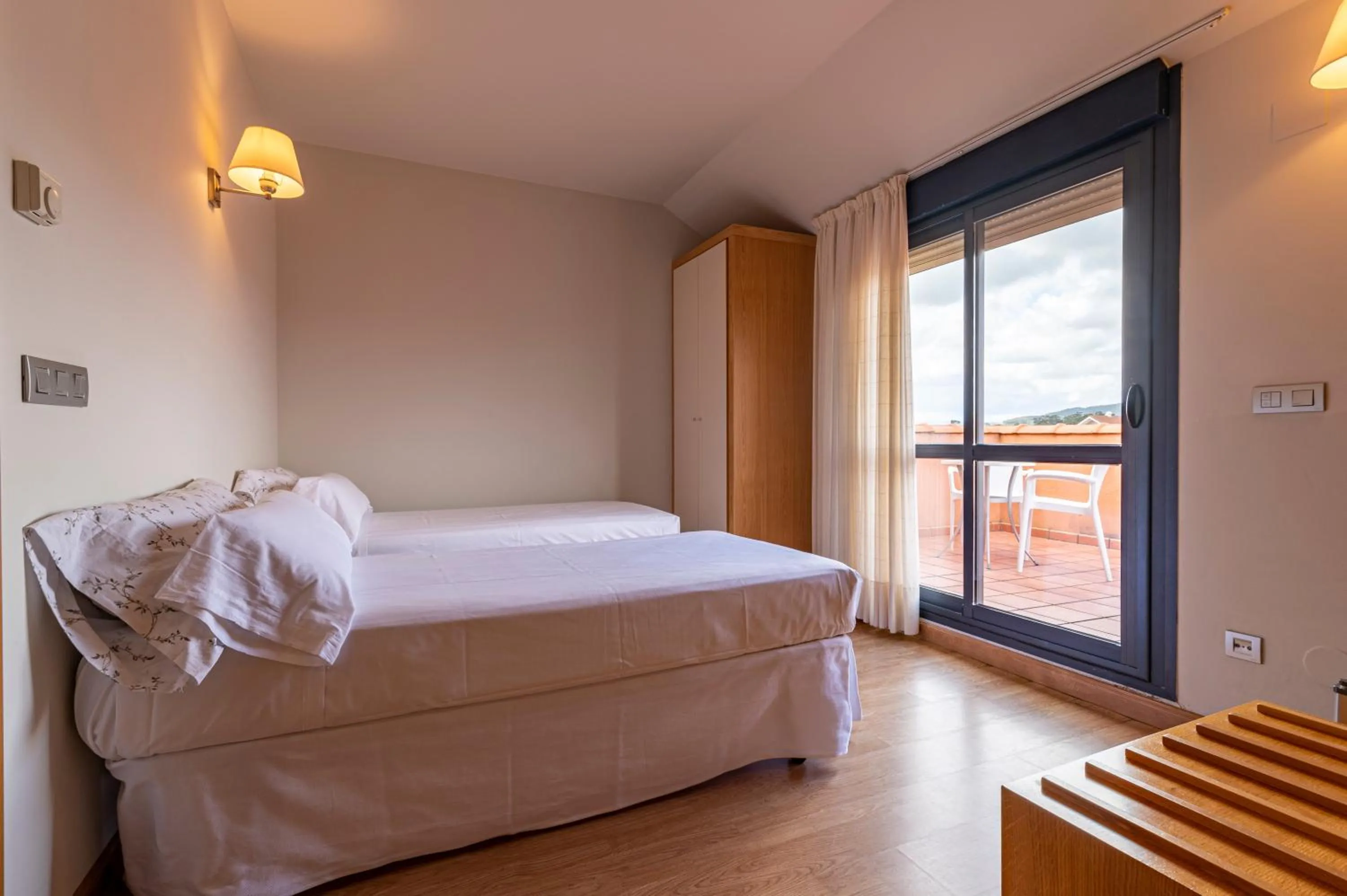 Photo of the whole room, Bed in Hotel Viadero