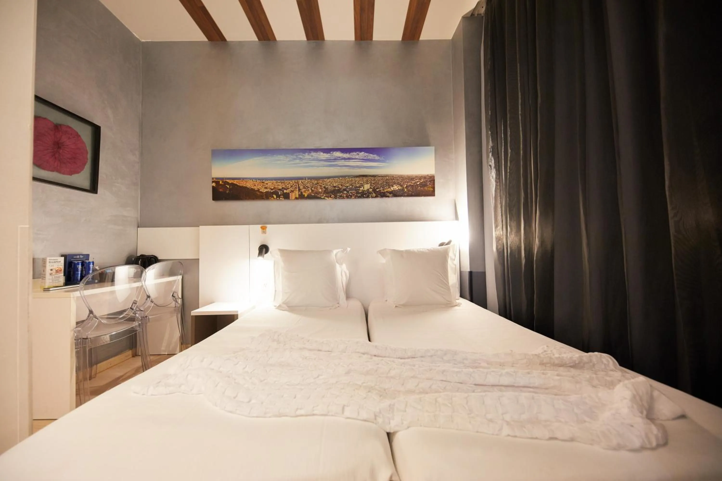 Photo of the whole room, Bed in Hostemplo Sagrada Familia