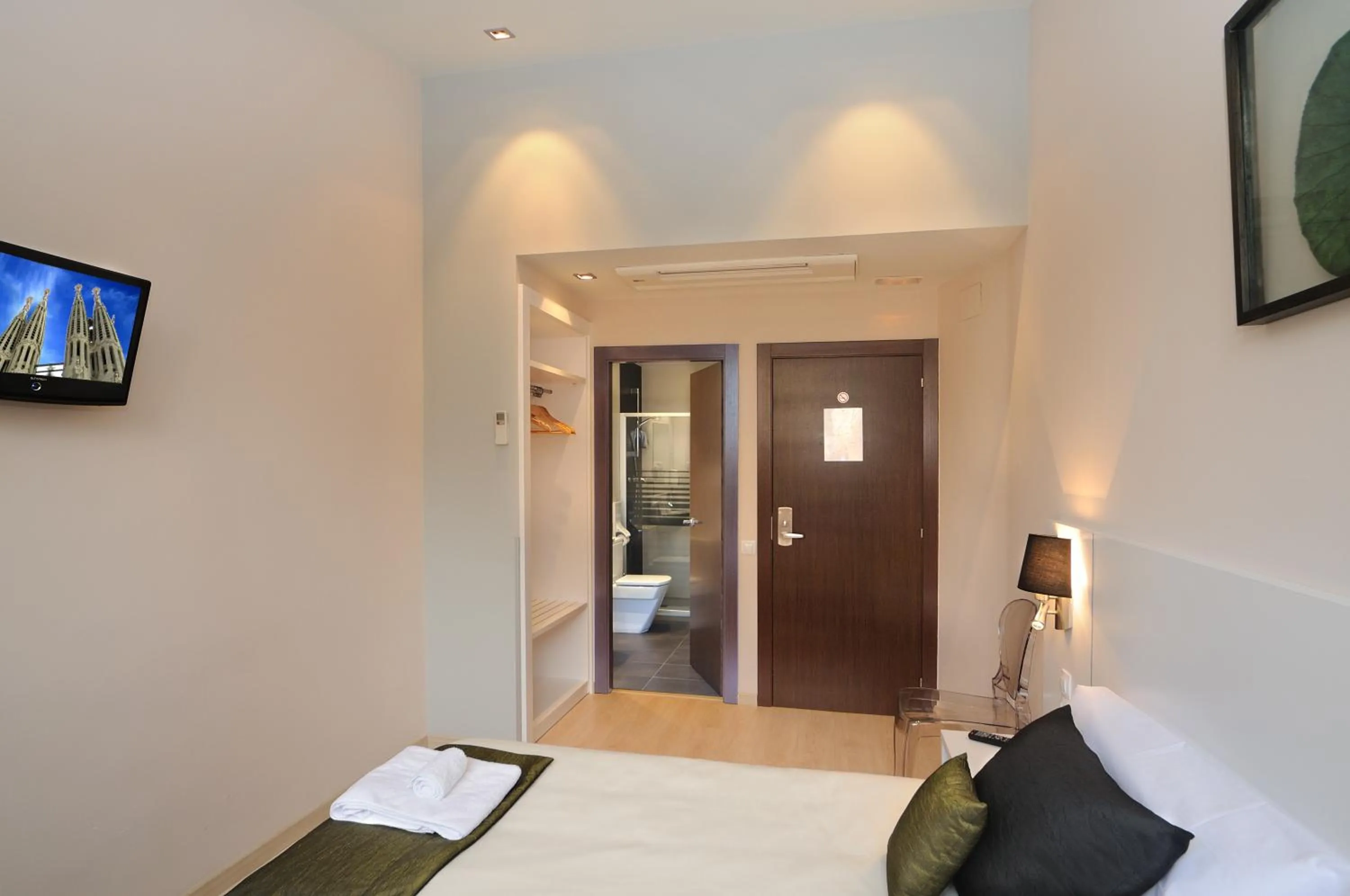 Photo of the whole room, Bed in Hostemplo Sagrada Familia