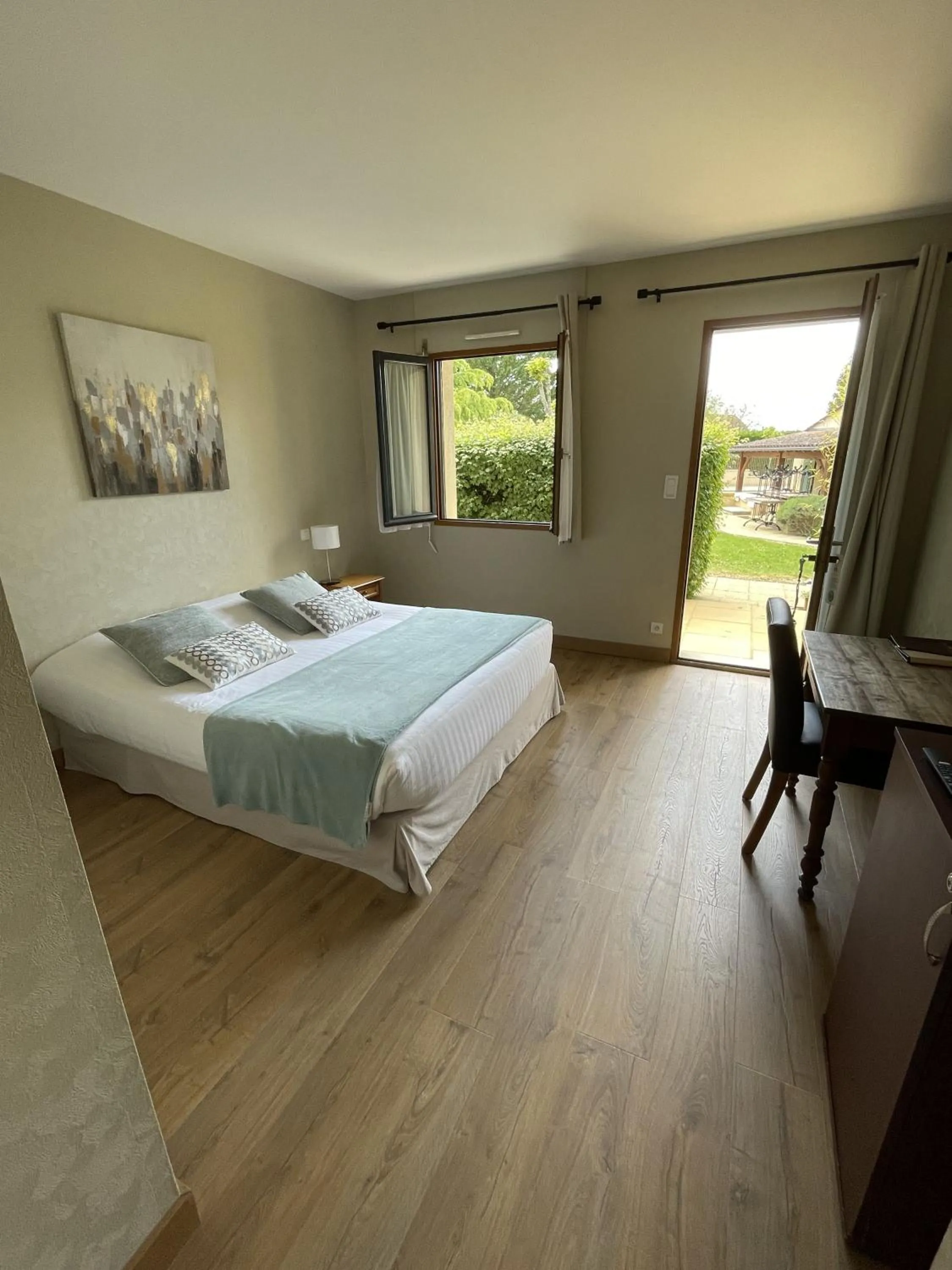 Property building, Bed in Hôtel Le Mas del Pechs - Chambres avec terrasse