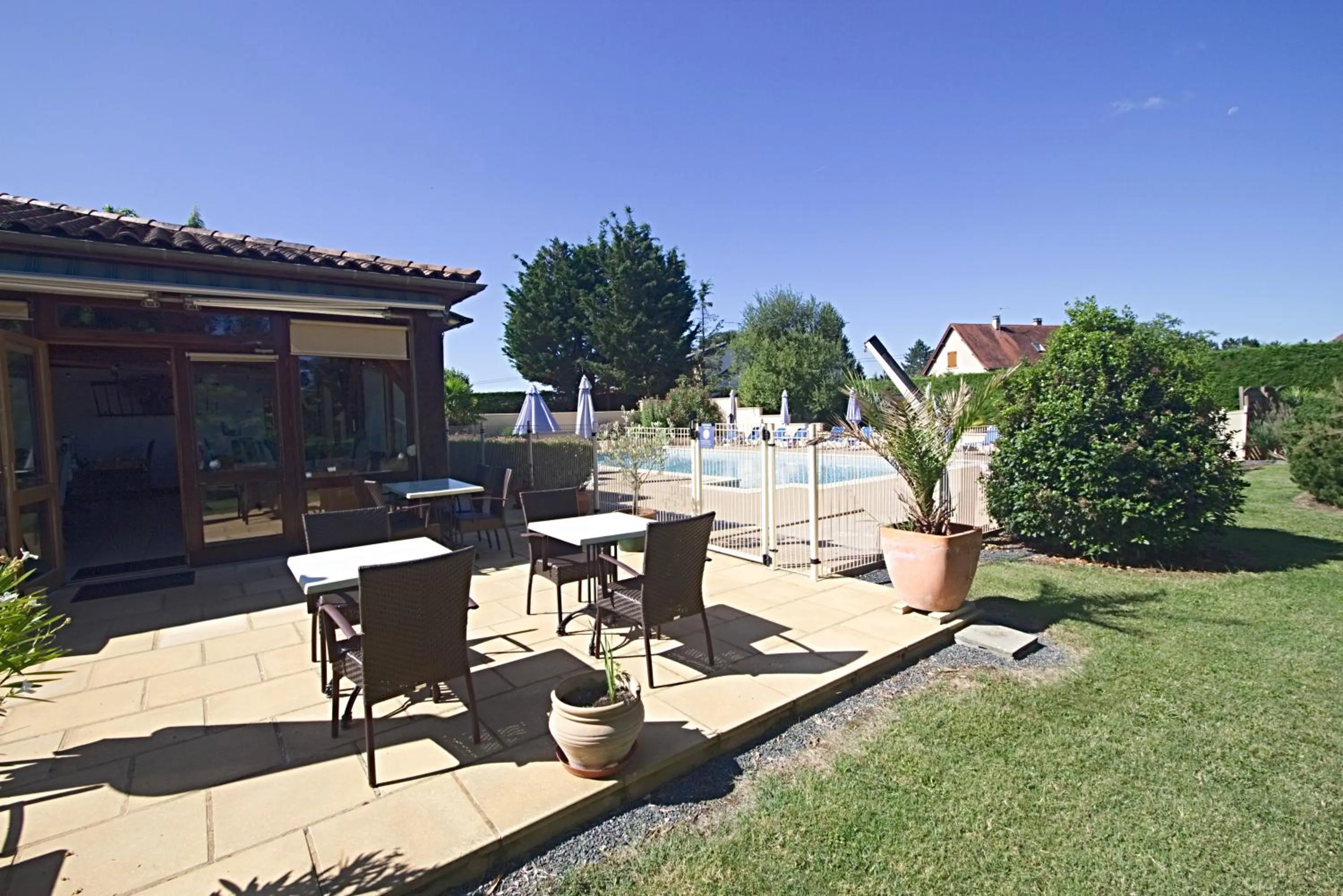 Patio in Hôtel Le Mas del Pechs - Chambres avec terrasse