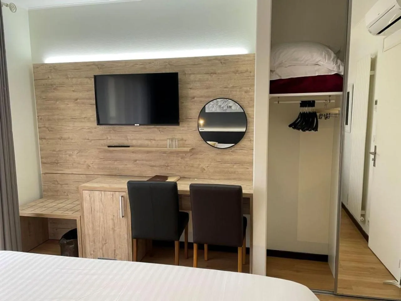 Photo of the whole room, Bed in Hôtel Le Mas del Pechs - Chambres avec terrasse