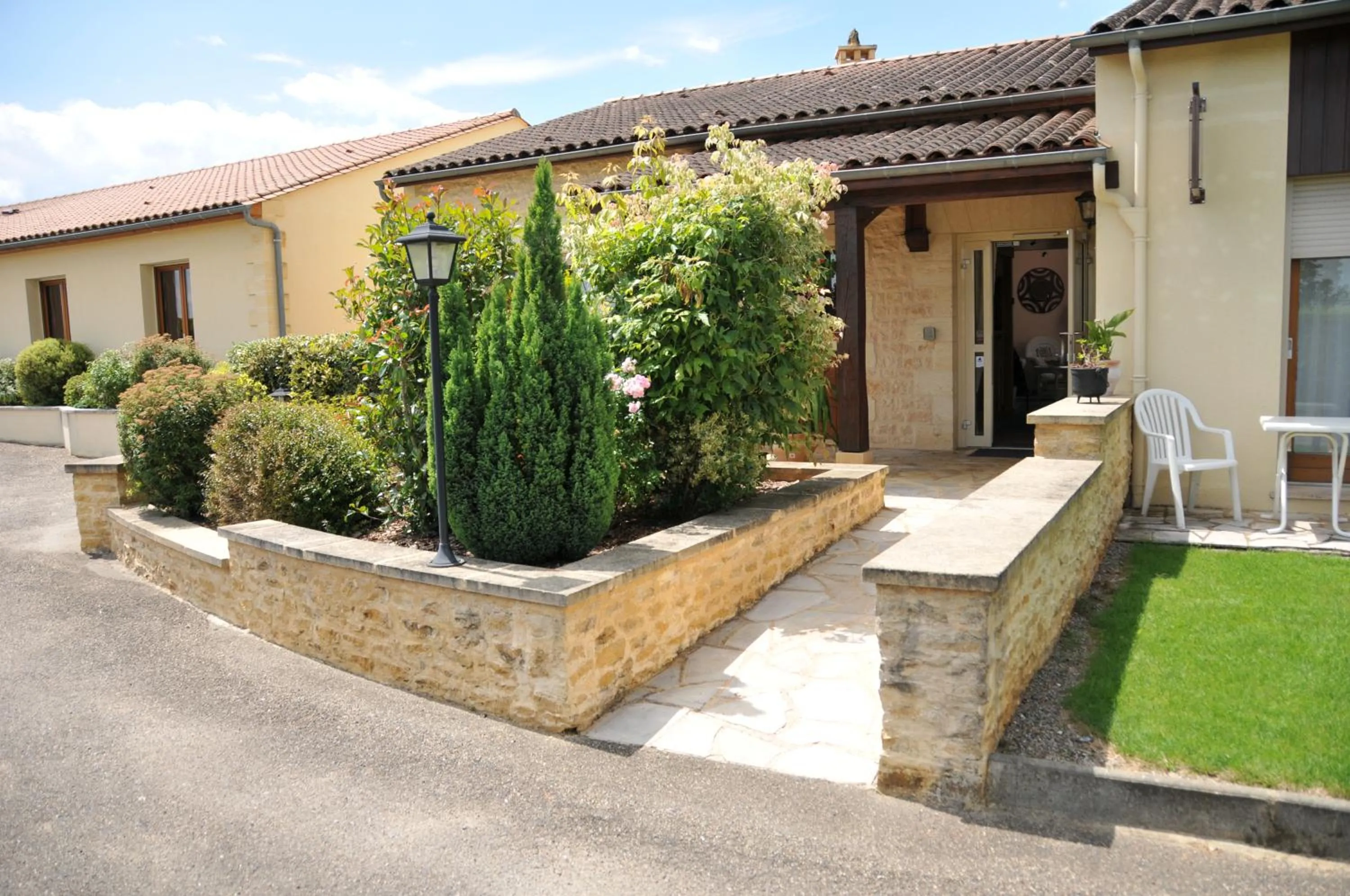 Property building in Hôtel Le Mas del Pechs - Chambres avec terrasse