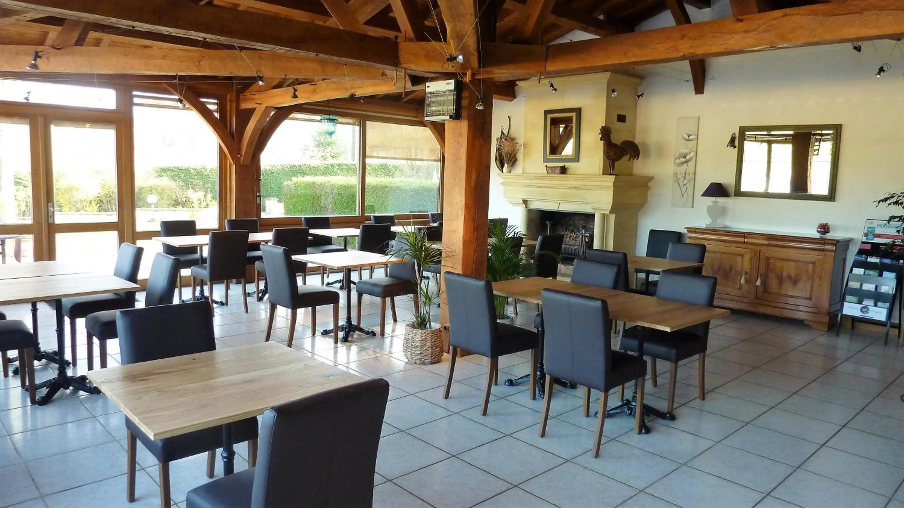 Breakfast in Hôtel Le Mas del Pechs - Chambres avec terrasse