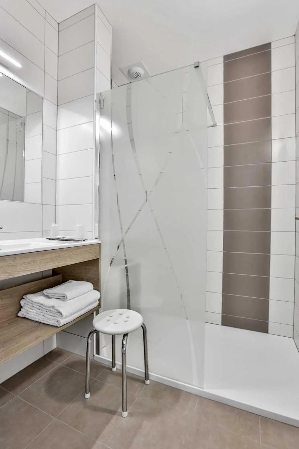 Shower in Hôtel Le Mas del Pechs - Chambres avec terrasse