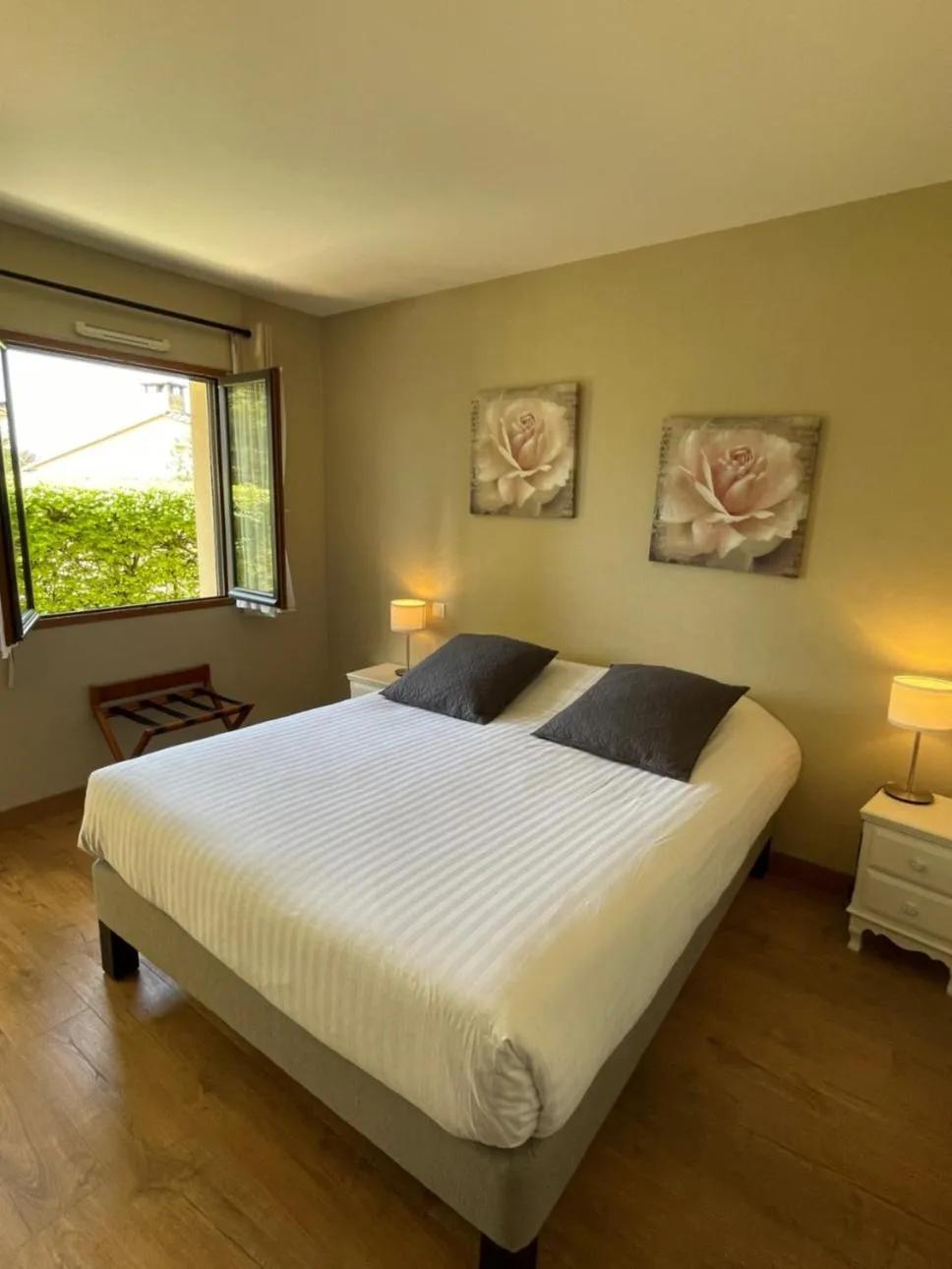 Photo of the whole room, Bed in Hôtel Le Mas del Pechs - Chambres avec terrasse