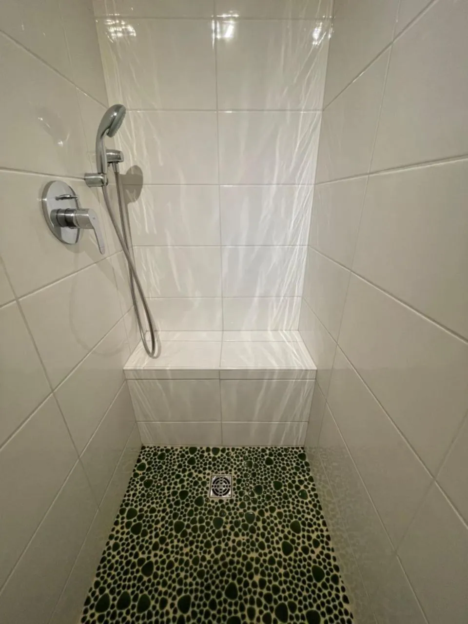 Shower in Hôtel Le Mas del Pechs - Chambres avec terrasse