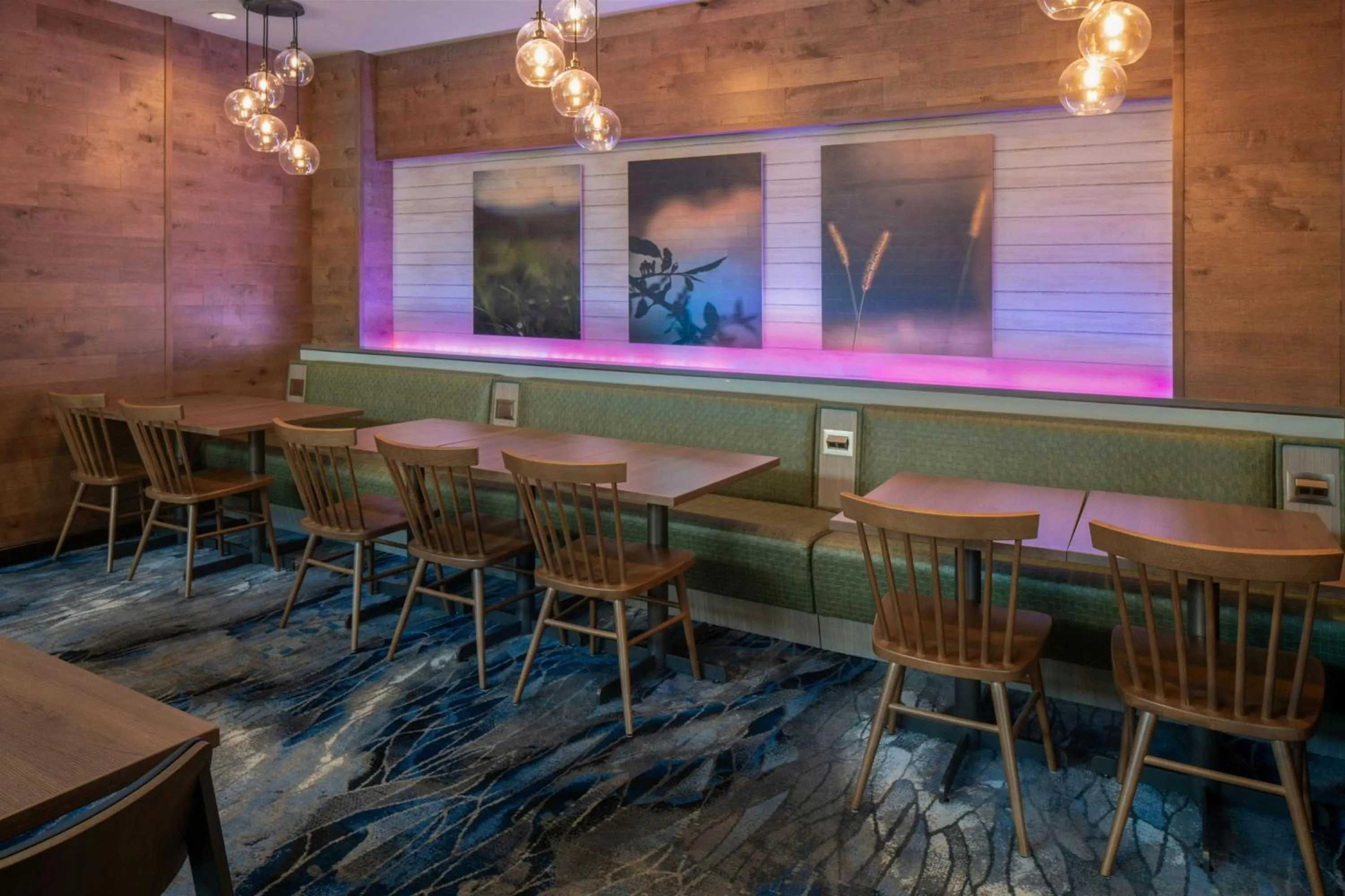 Breakfast in Fairfield Inn & Suites by Marriott Savannah Midtown