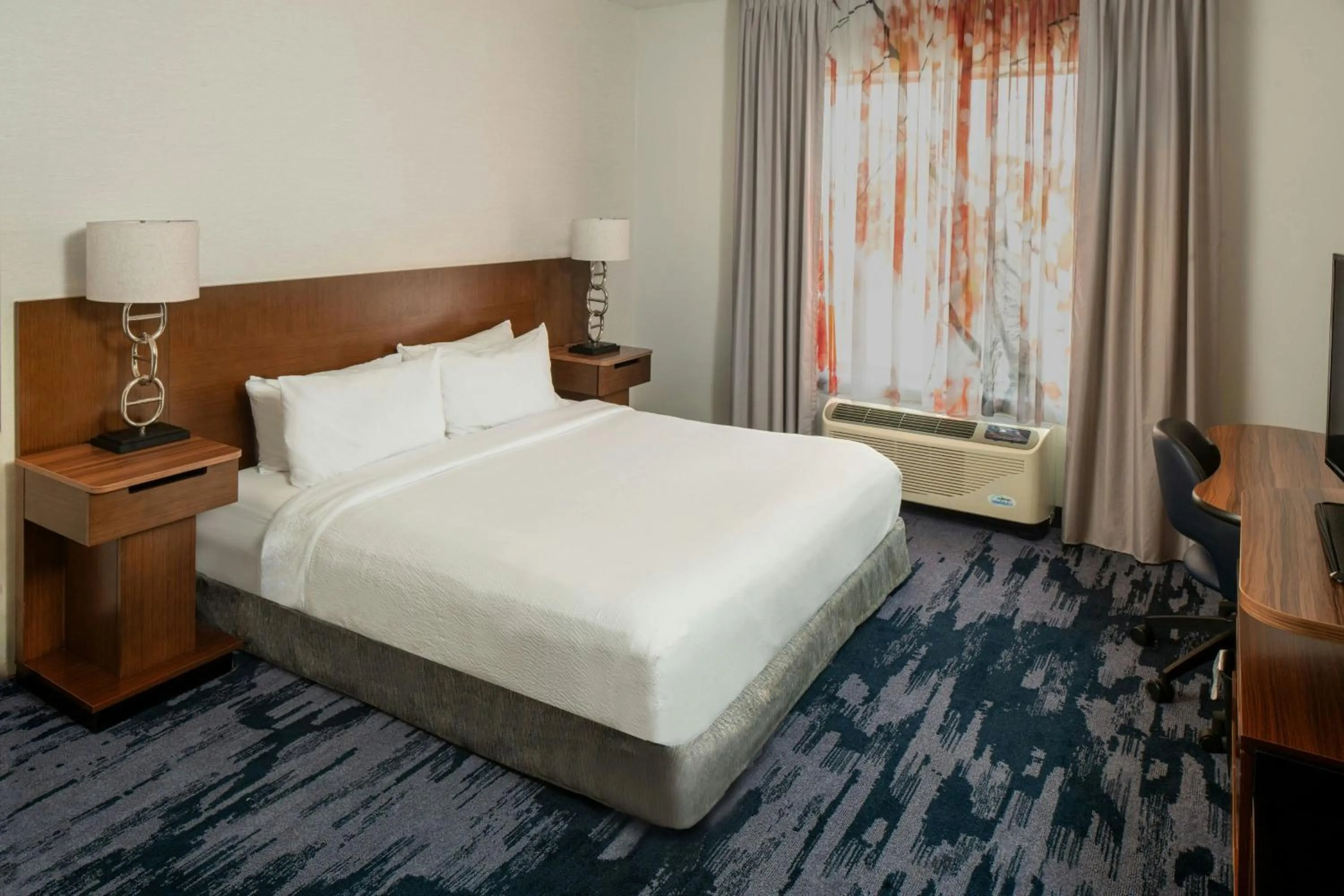 Photo of the whole room, Bed in Fairfield Inn & Suites by Marriott Savannah Midtown