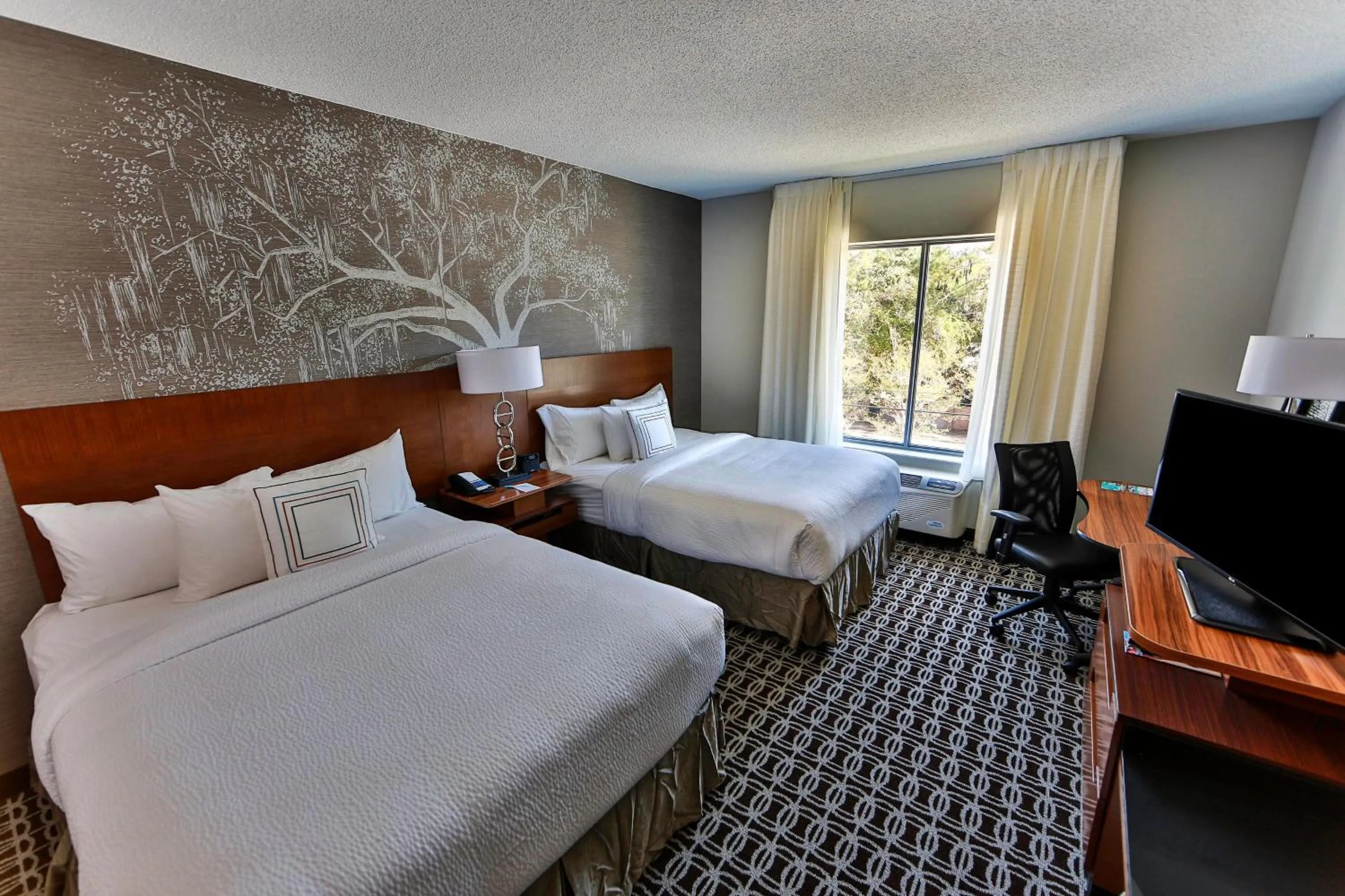 Photo of the whole room, Bed in Fairfield Inn & Suites by Marriott Savannah Midtown