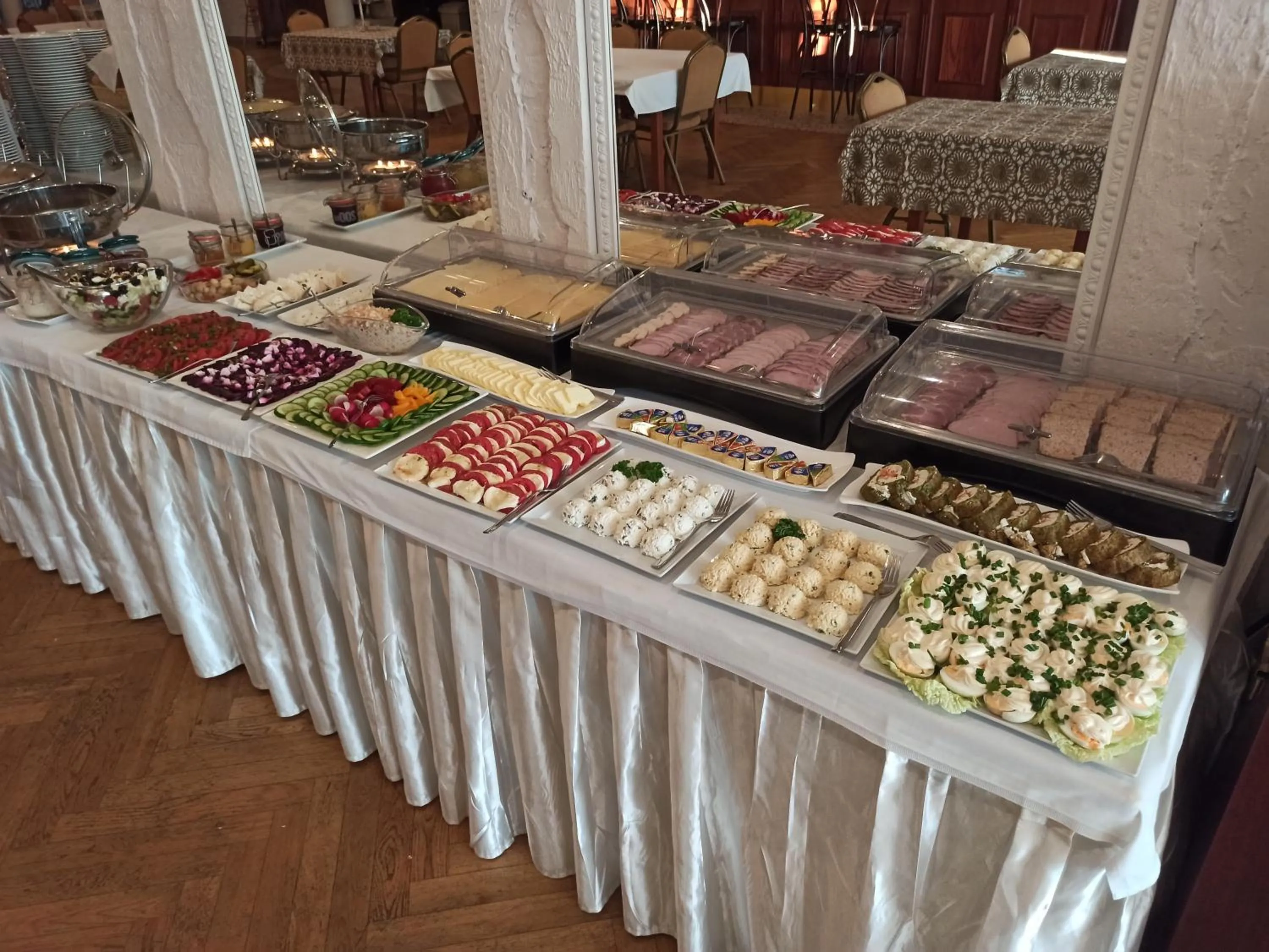 Buffet breakfast in Hotel Bartis