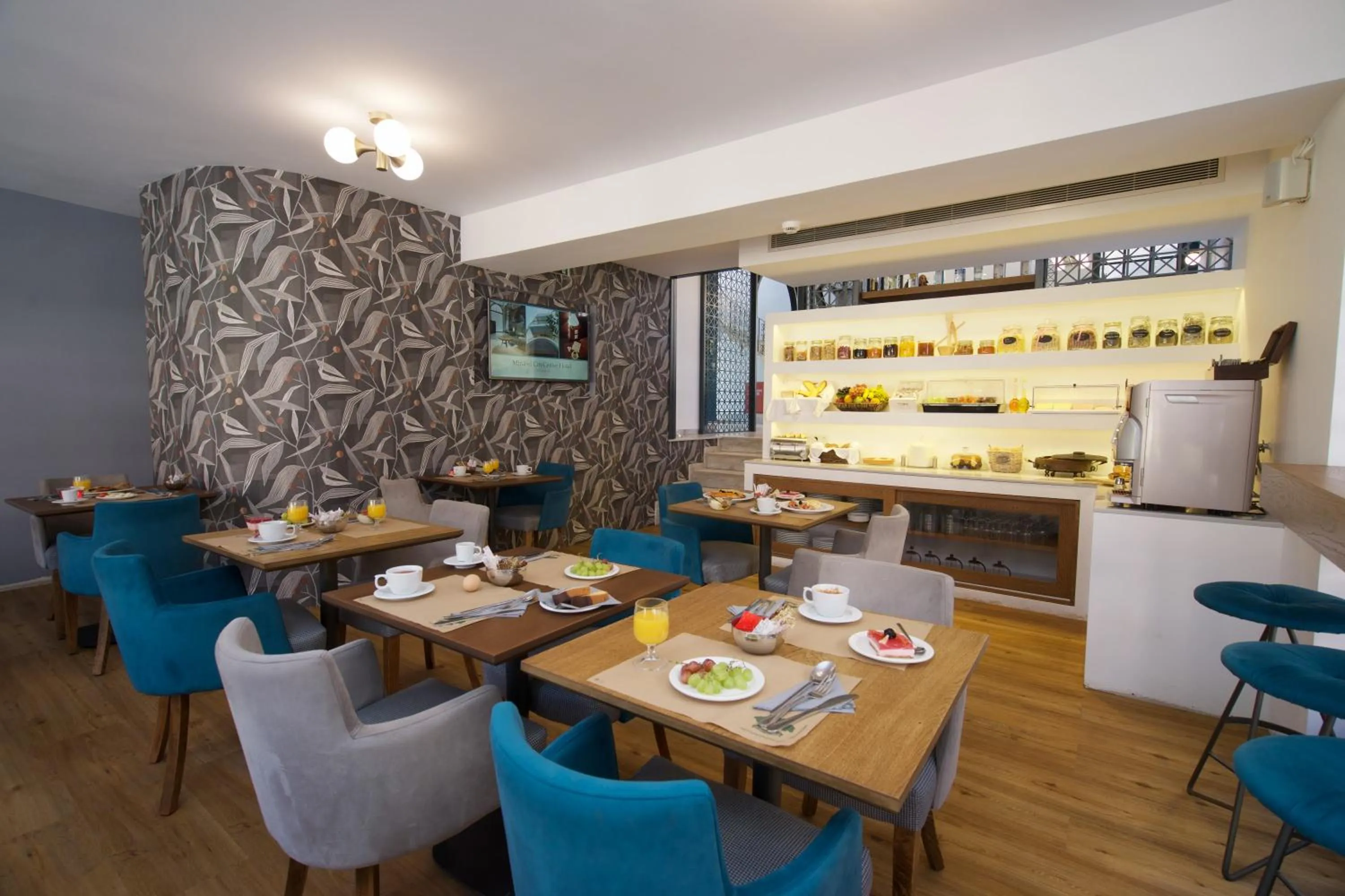 Restaurant/places to eat in Mirabel CityCenter Hotel