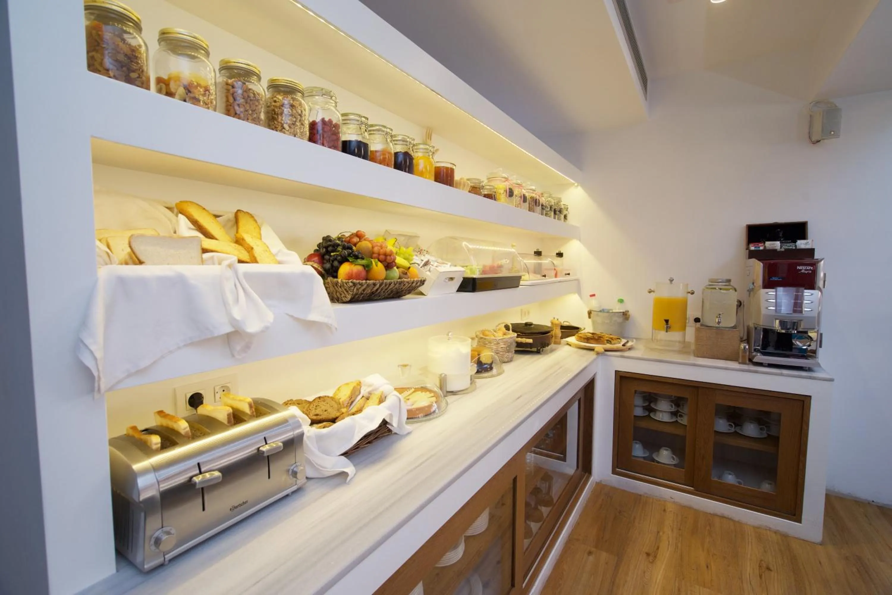 Restaurant/places to eat in Mirabel CityCenter Hotel