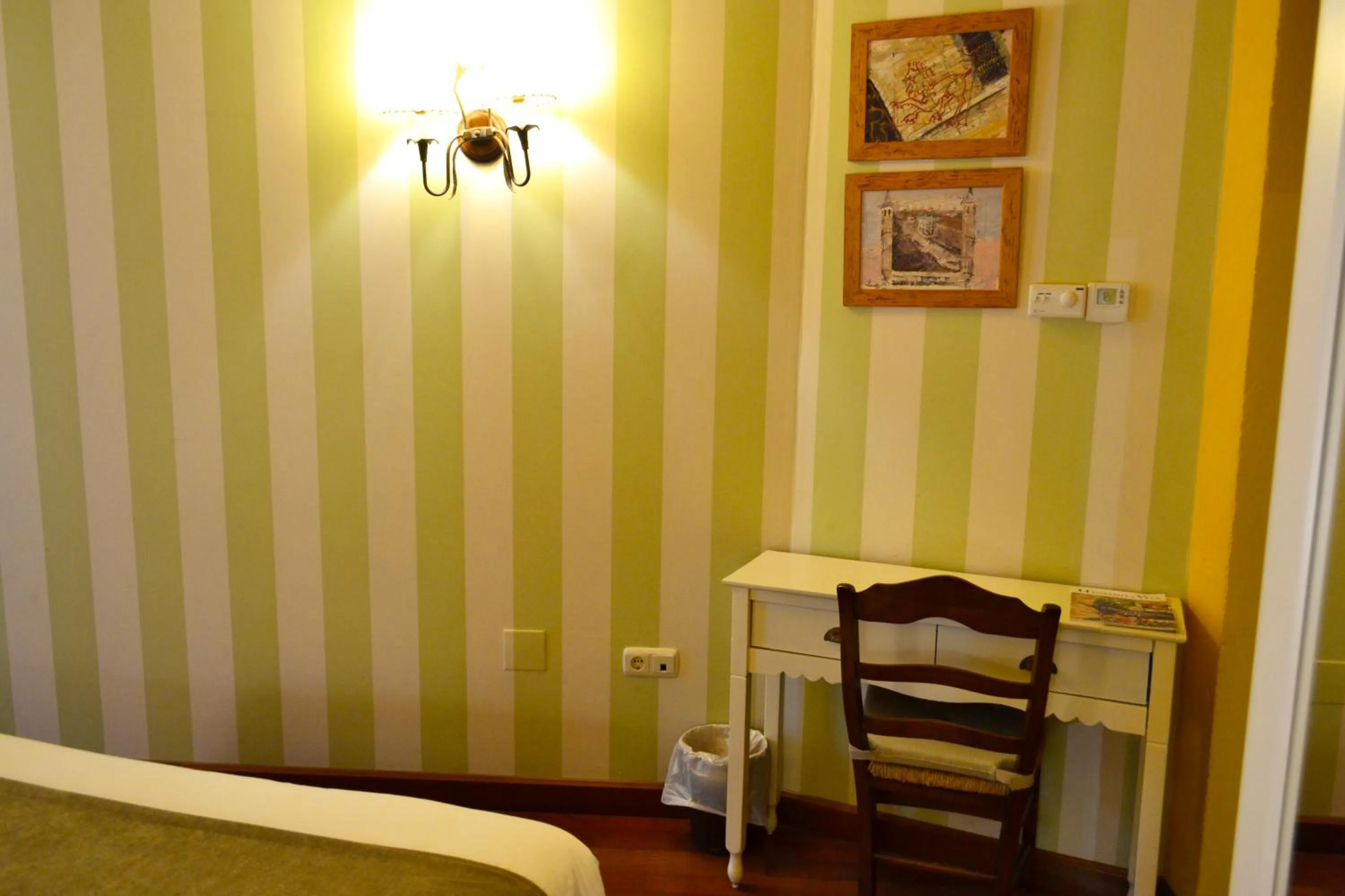 Decorative detail, Bed in Hotel Alda Vía León