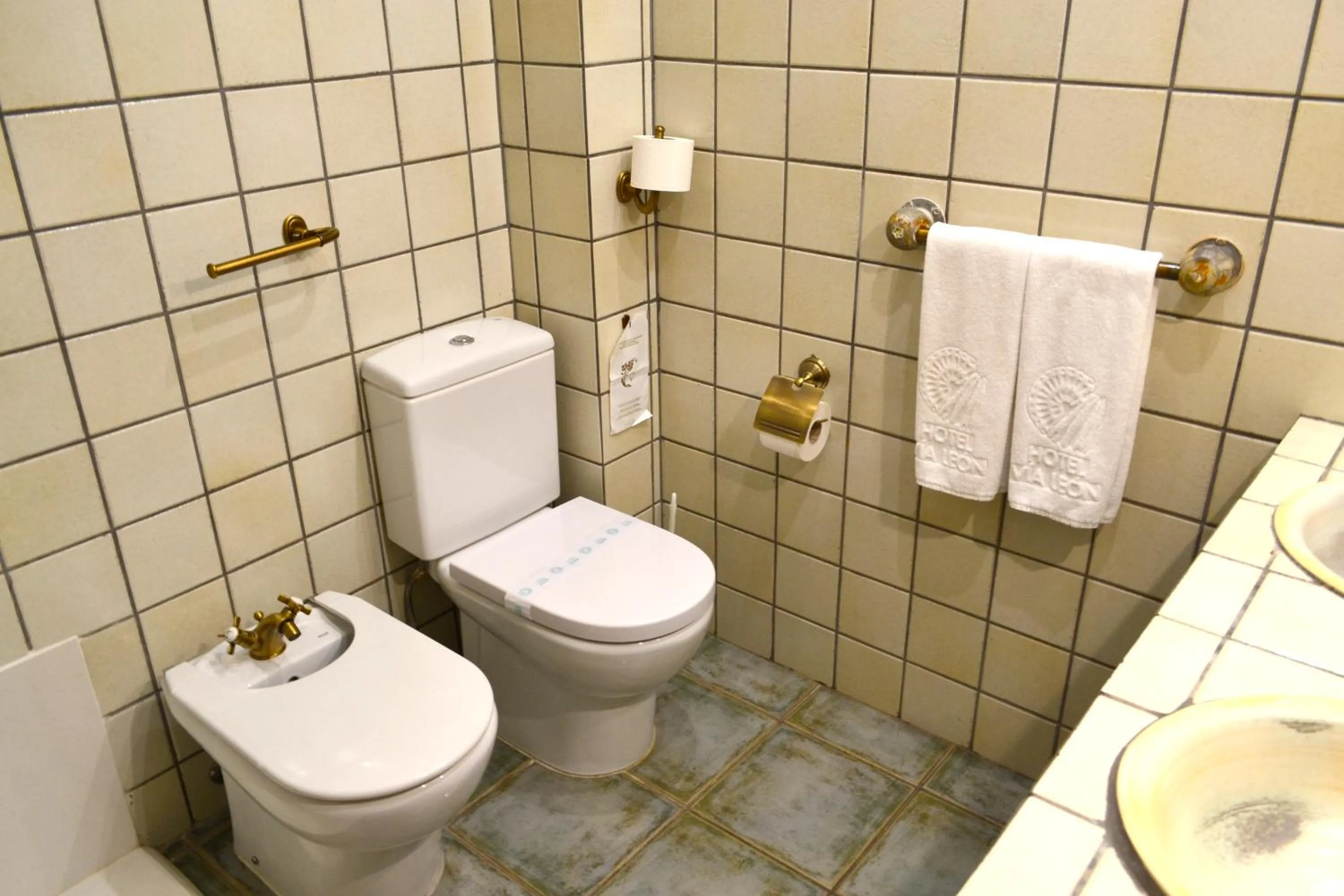 Bathroom in Hotel Alda Vía León