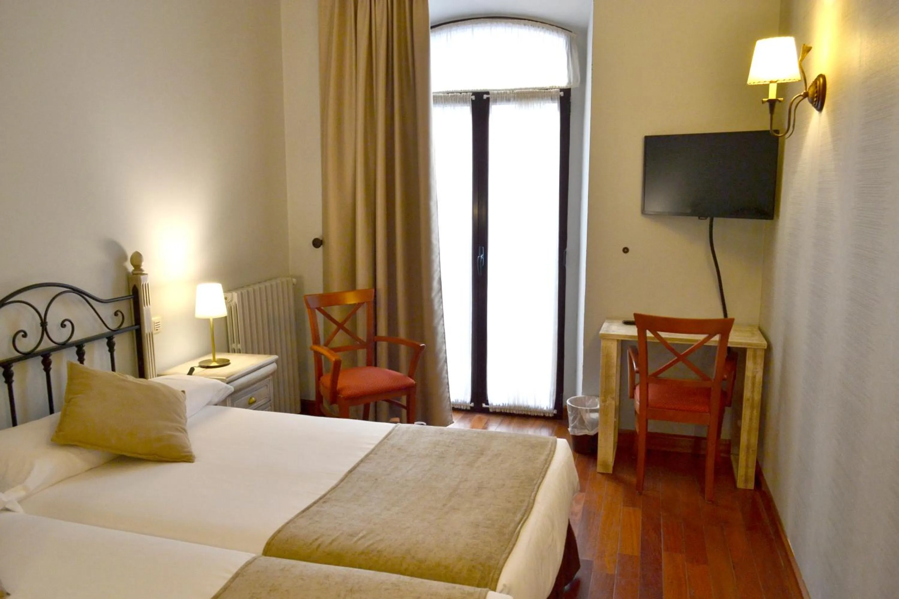 Photo of the whole room, Bed in Hotel Alda Vía León