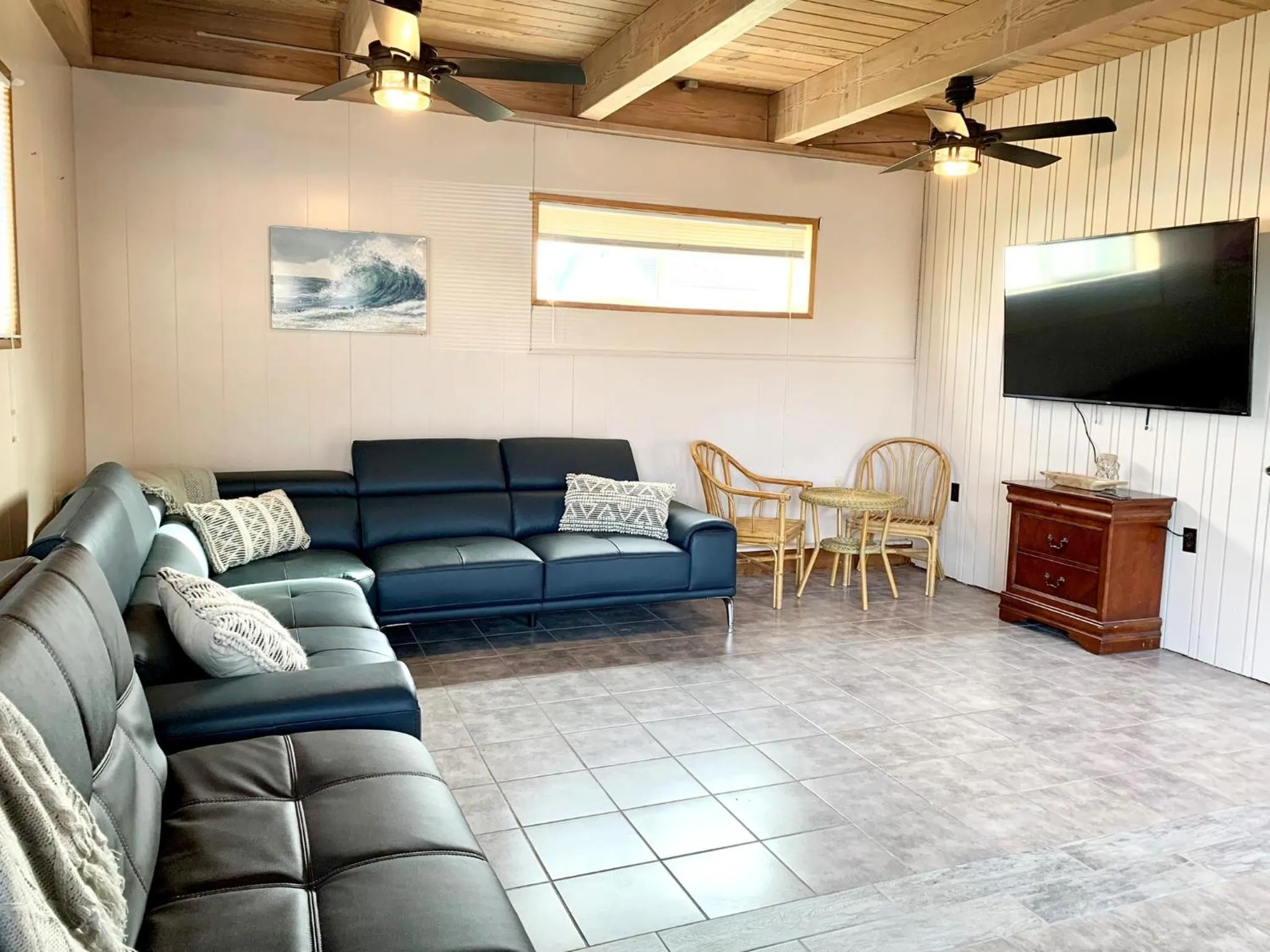 Communal lounge/ TV room in Breakers Boutique Inn