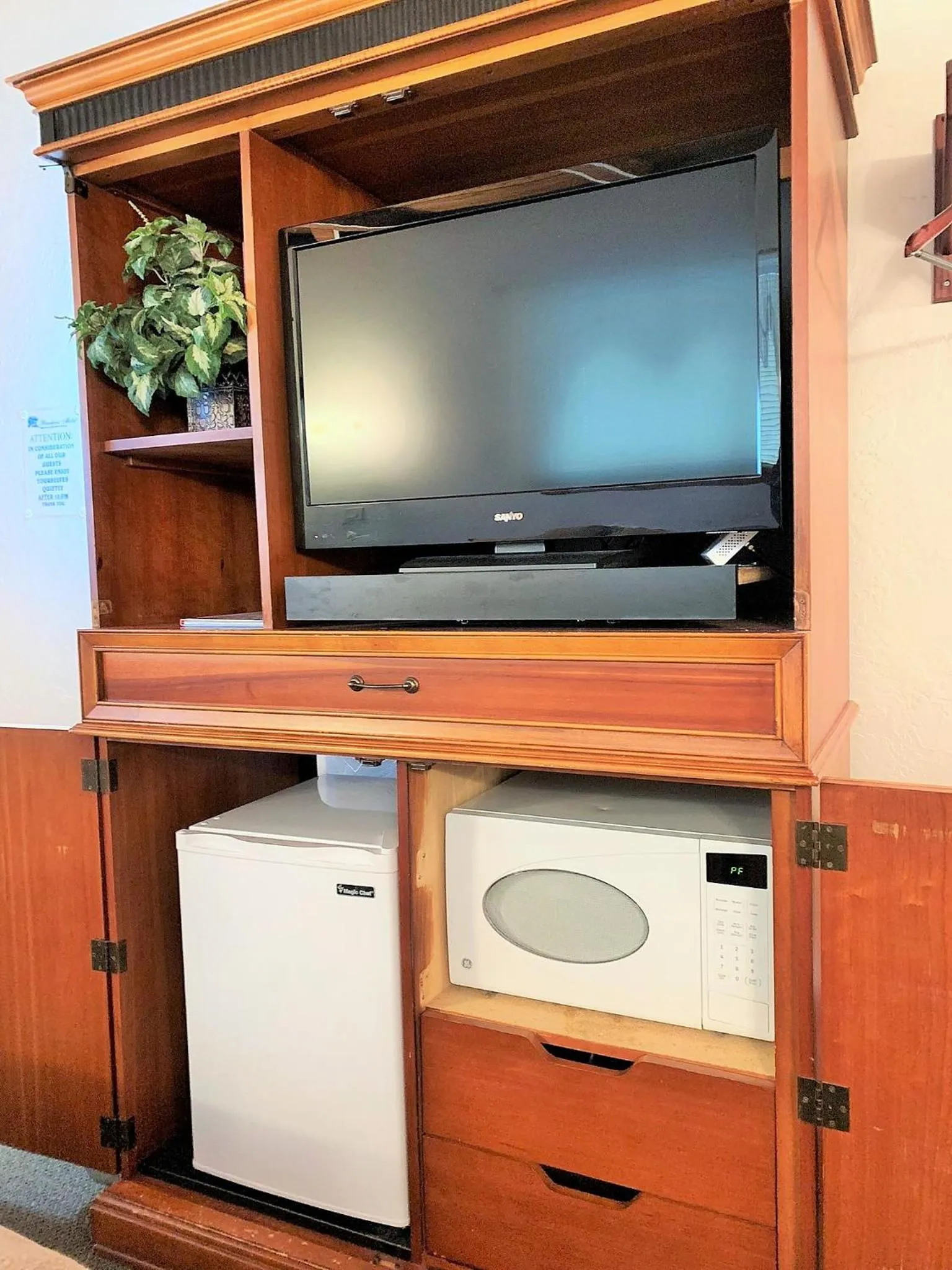 TV and multimedia in Breakers Boutique Inn