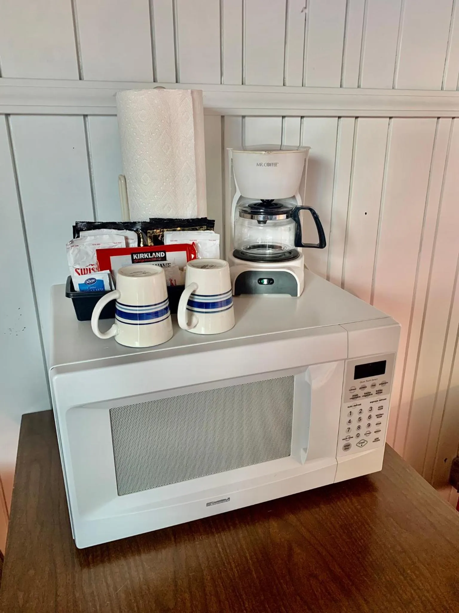 Coffee/tea facilities in Breakers Boutique Inn