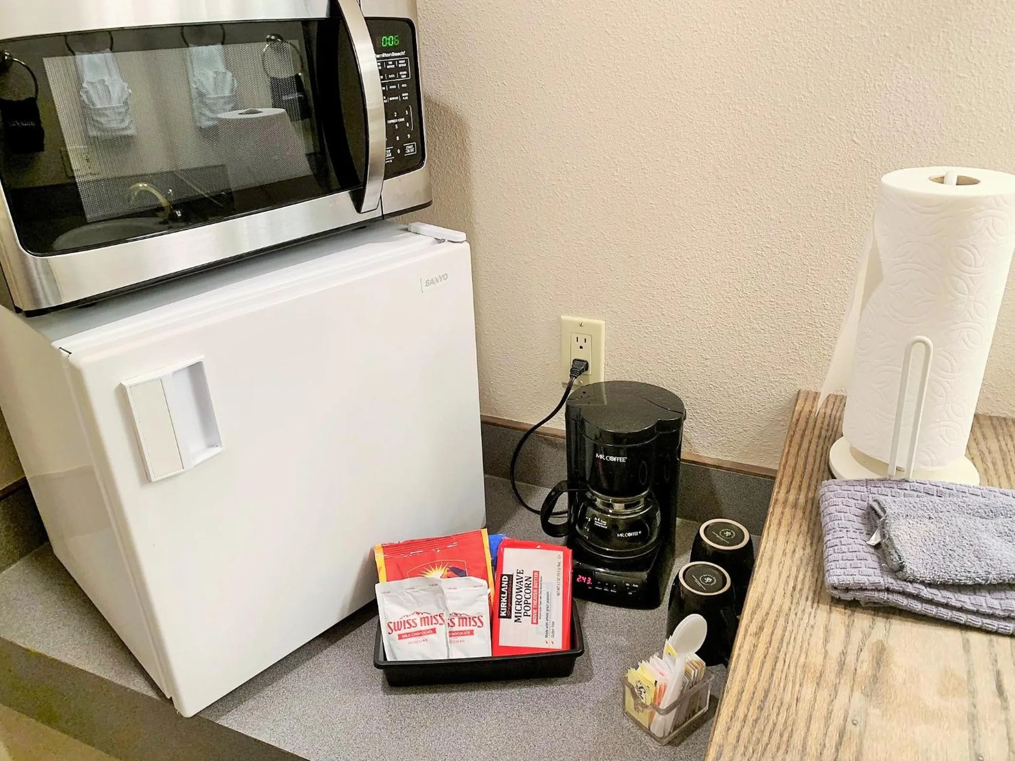Coffee/tea facilities in Breakers Boutique Inn
