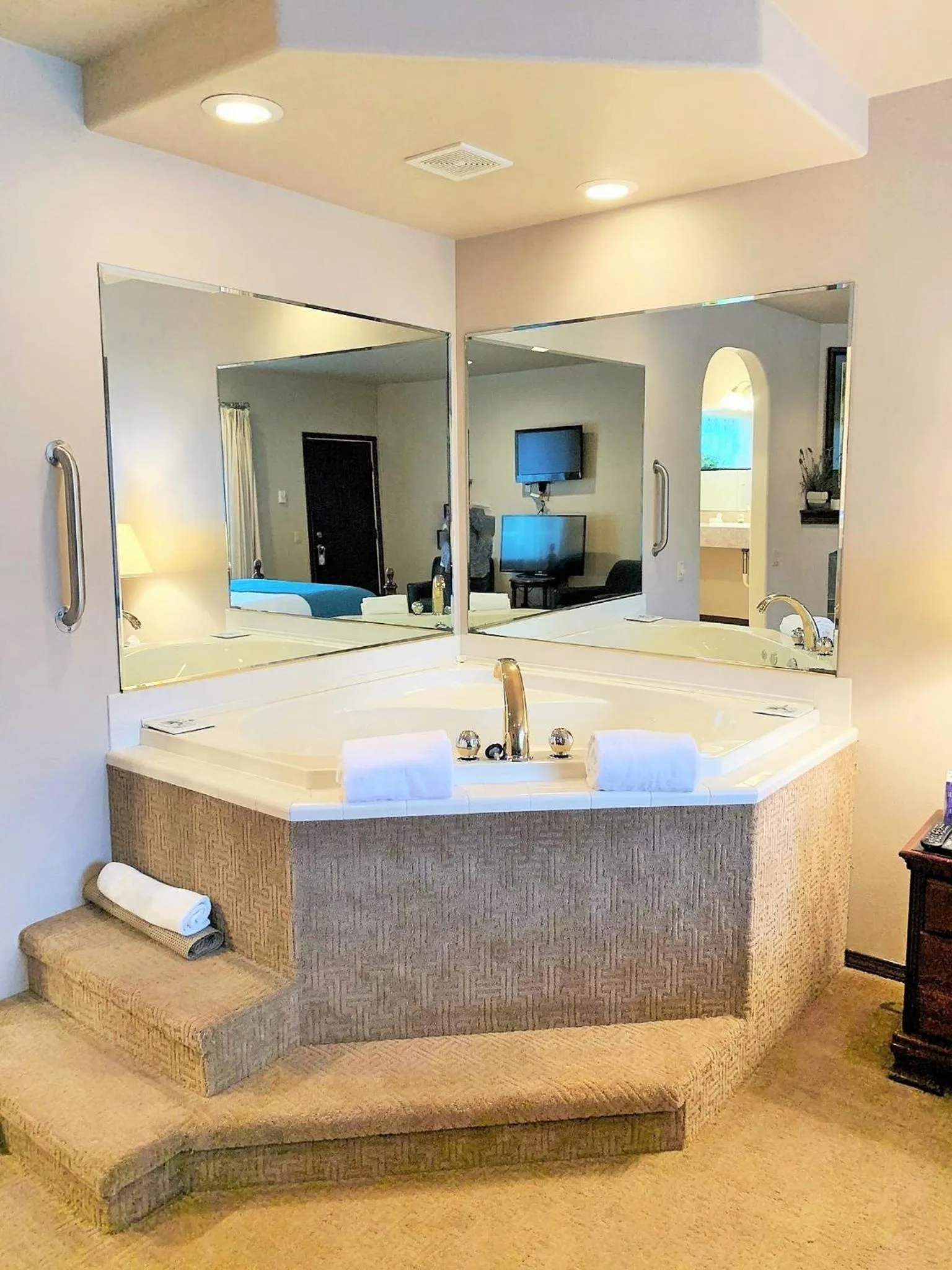 Hot Tub in Breakers Boutique Inn