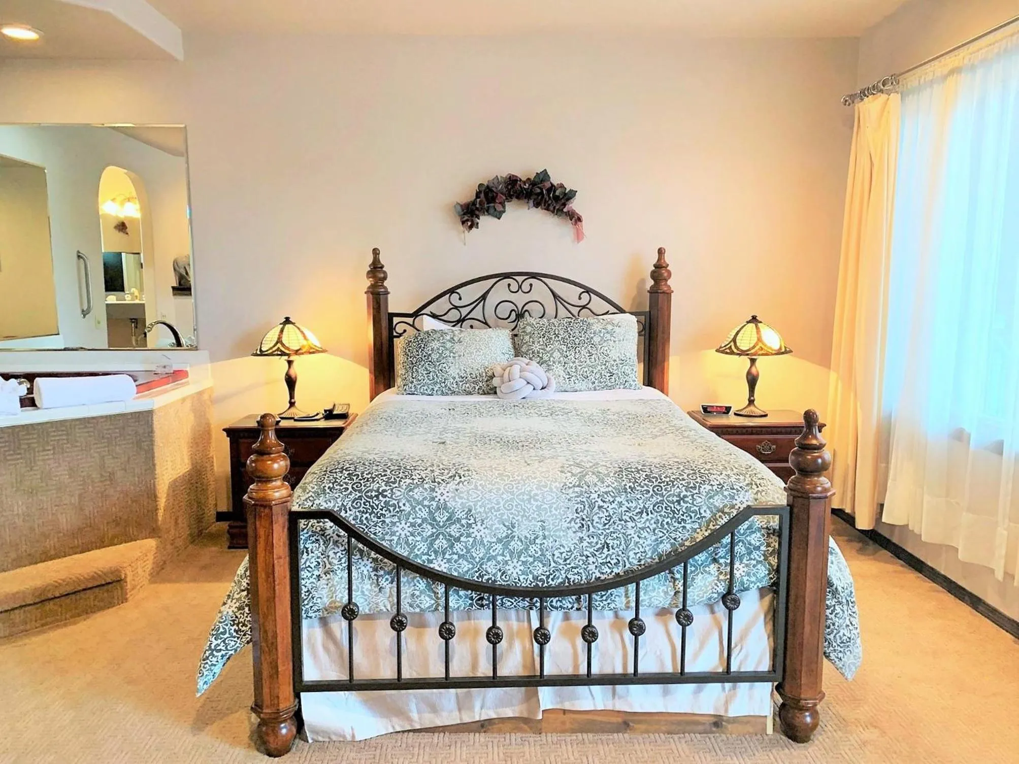 Bed in Breakers Boutique Inn