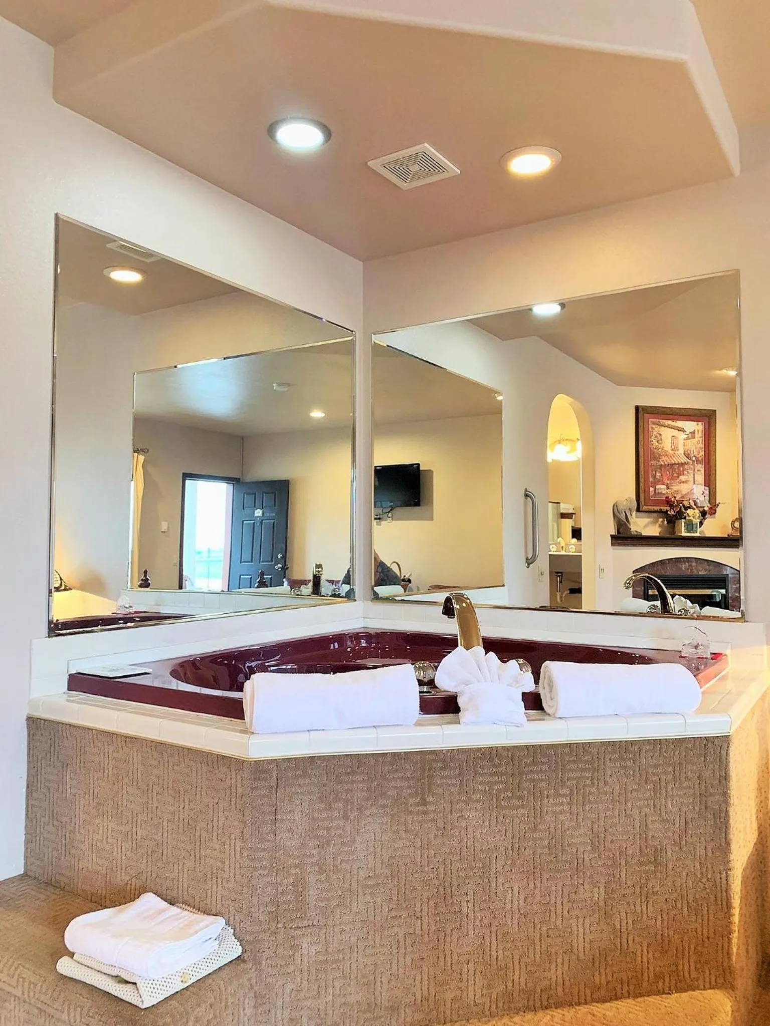 Hot Tub in Breakers Boutique Inn