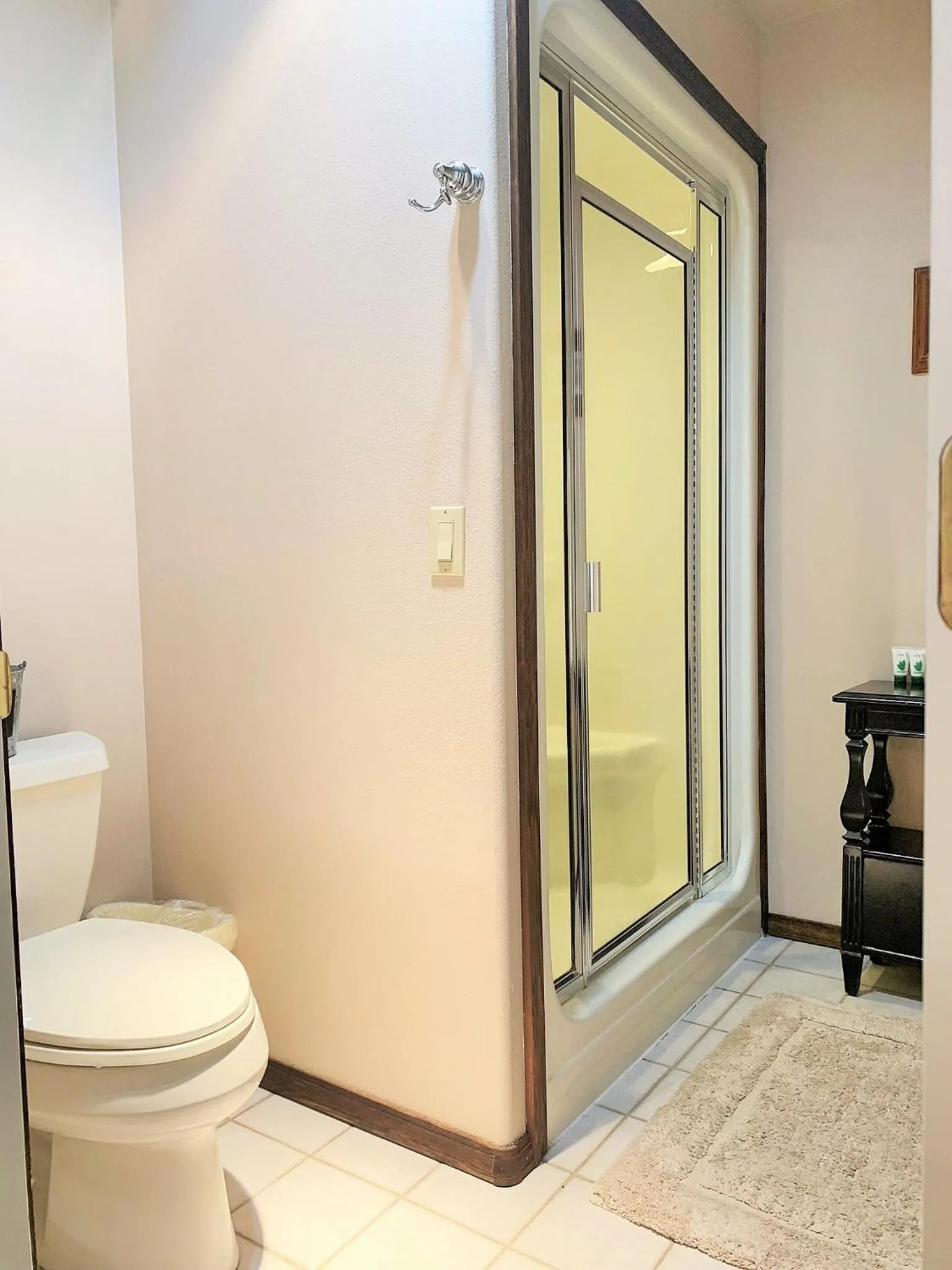 Shower in Breakers Boutique Inn