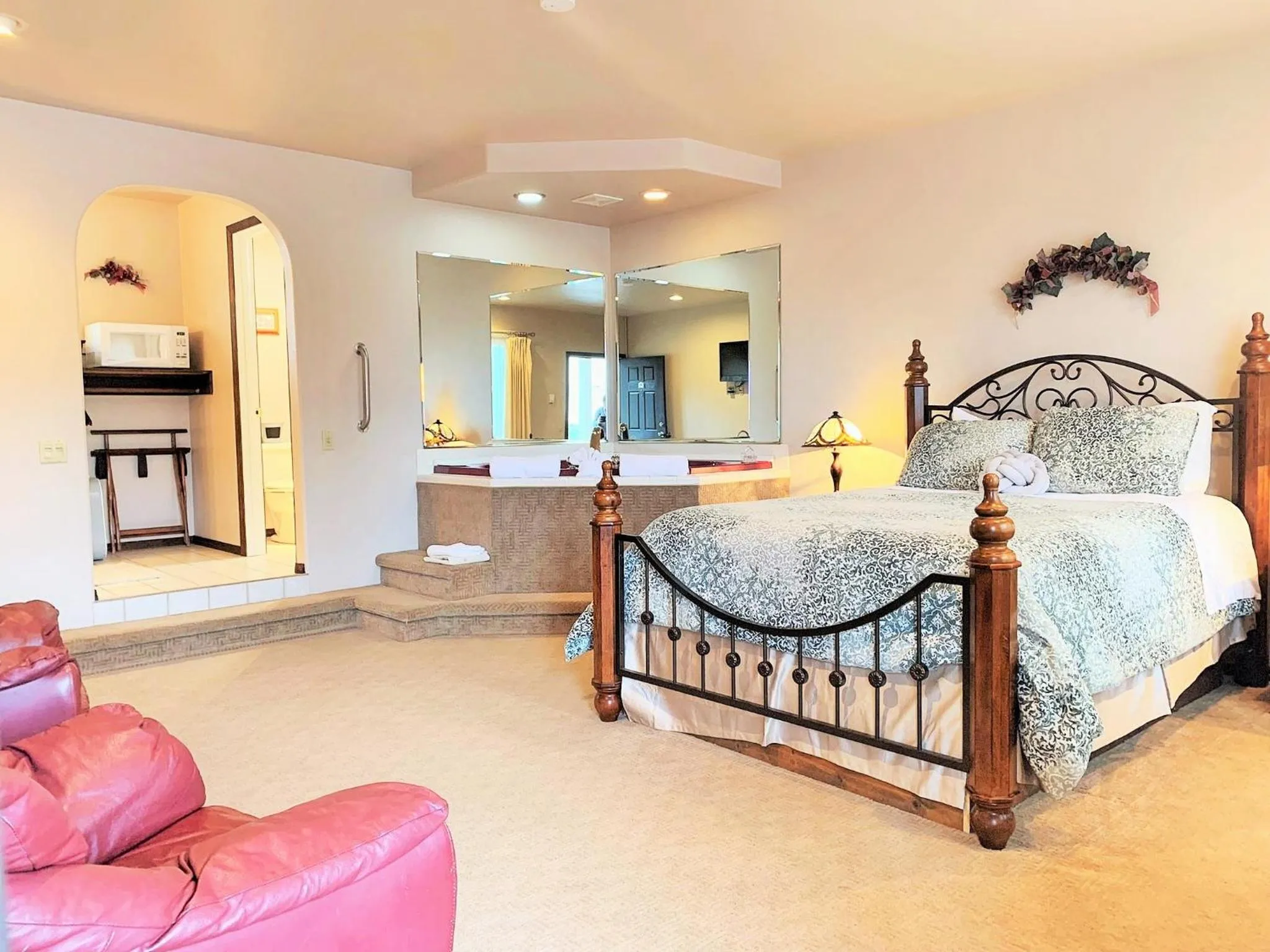 Bed in Breakers Boutique Inn