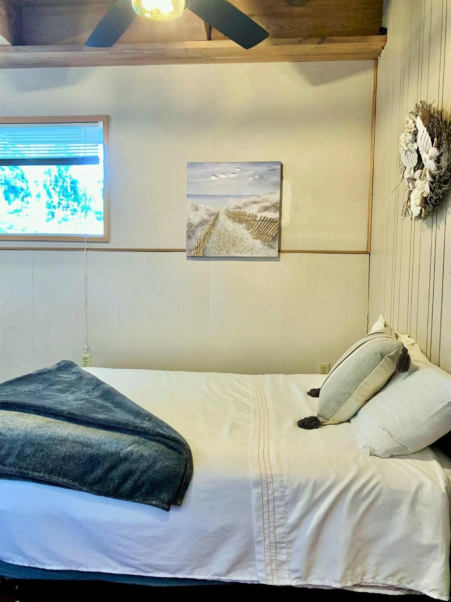 Bed in Breakers Boutique Inn