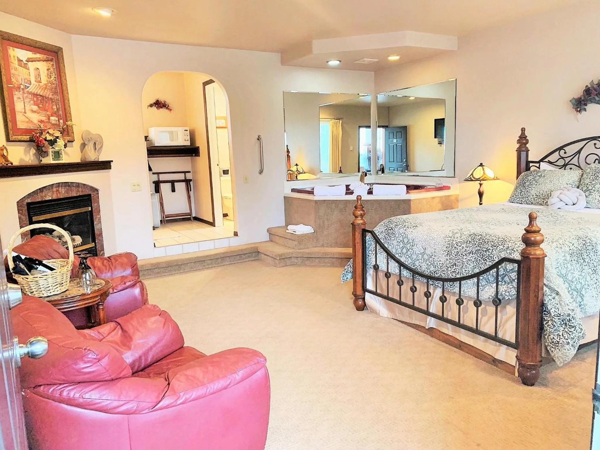 Photo of the whole room in Breakers Boutique Inn