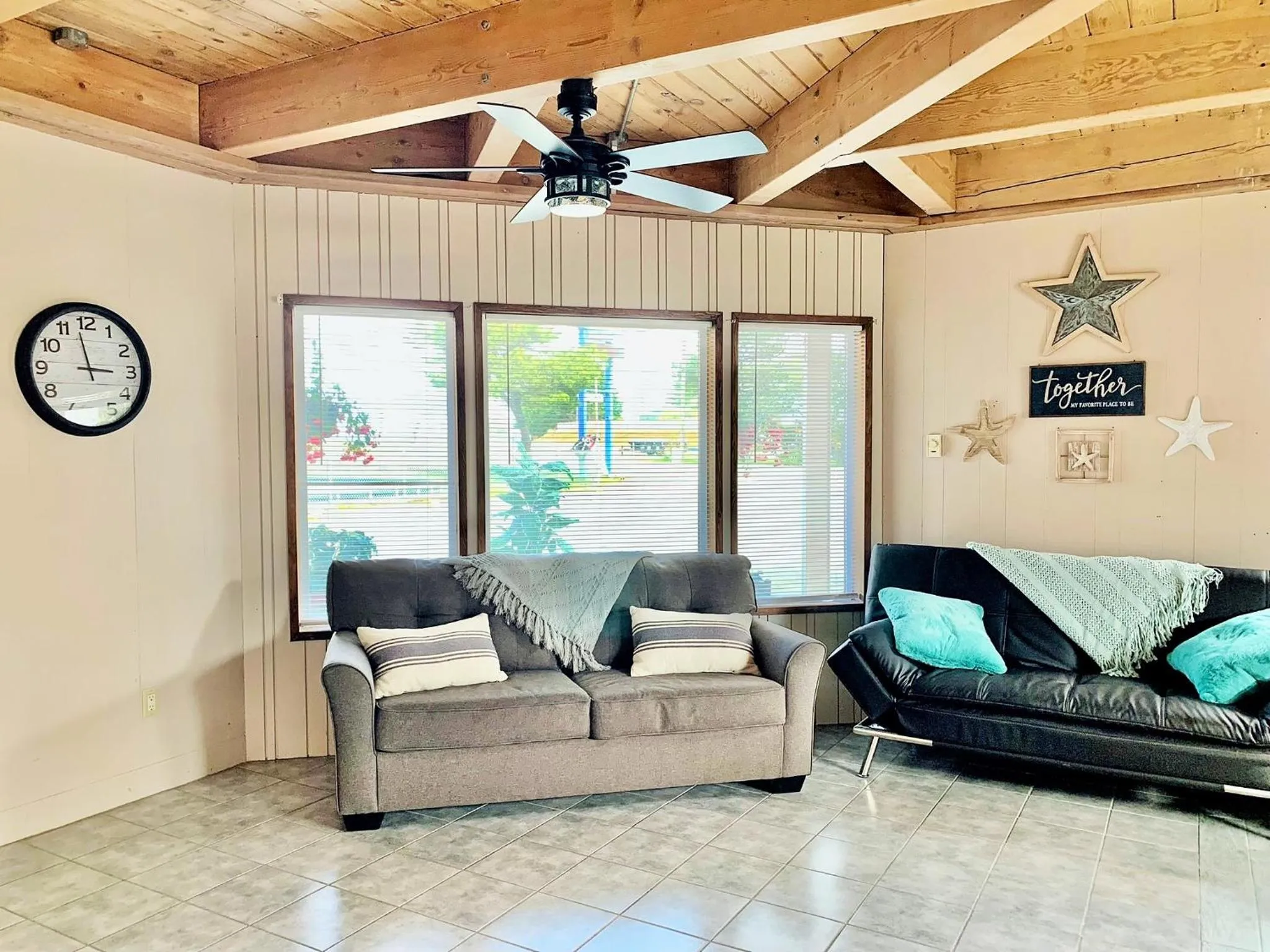 Living room in Breakers Boutique Inn