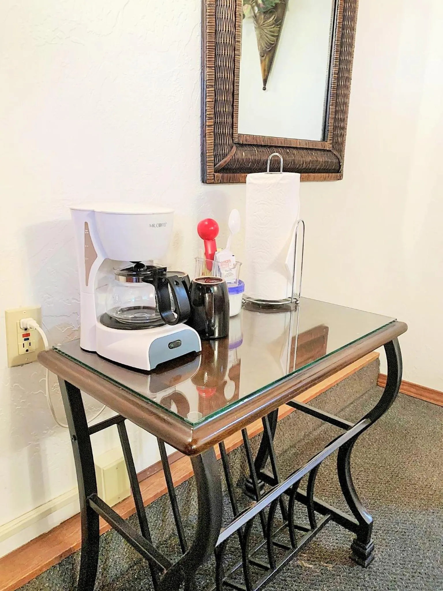 Coffee/tea facilities in Breakers Boutique Inn