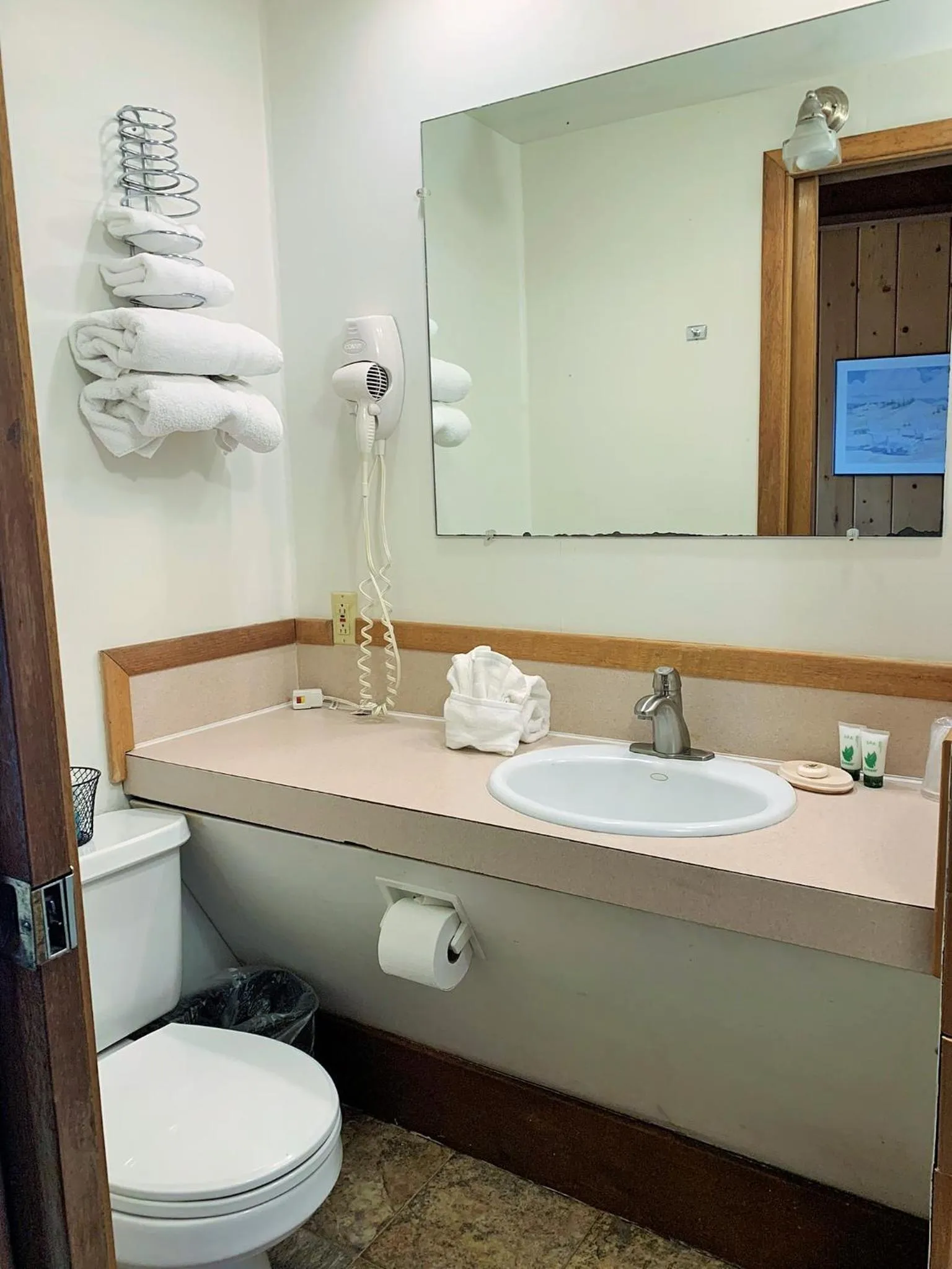 Toilet in Breakers Boutique Inn