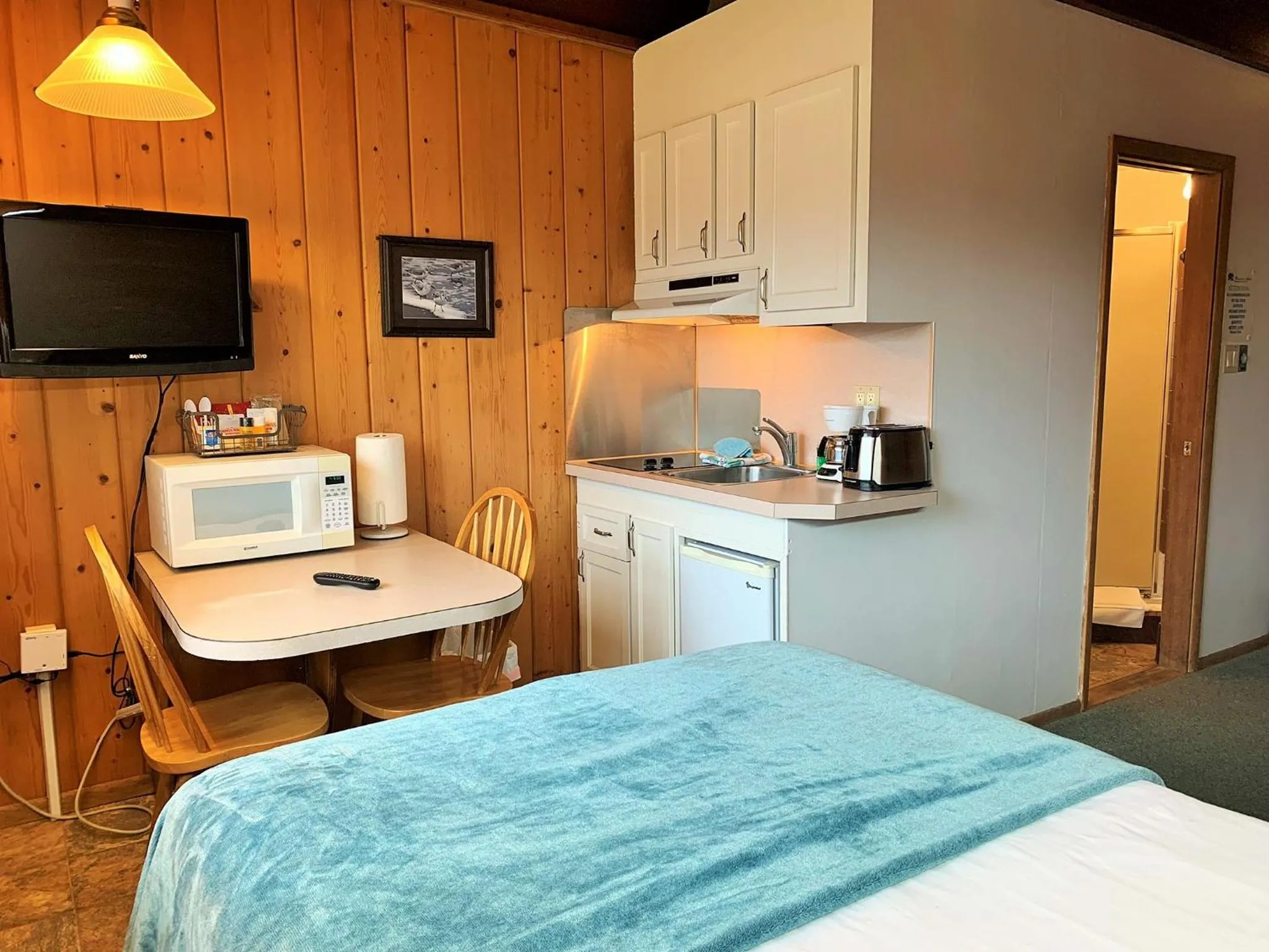 Bed in Breakers Boutique Inn