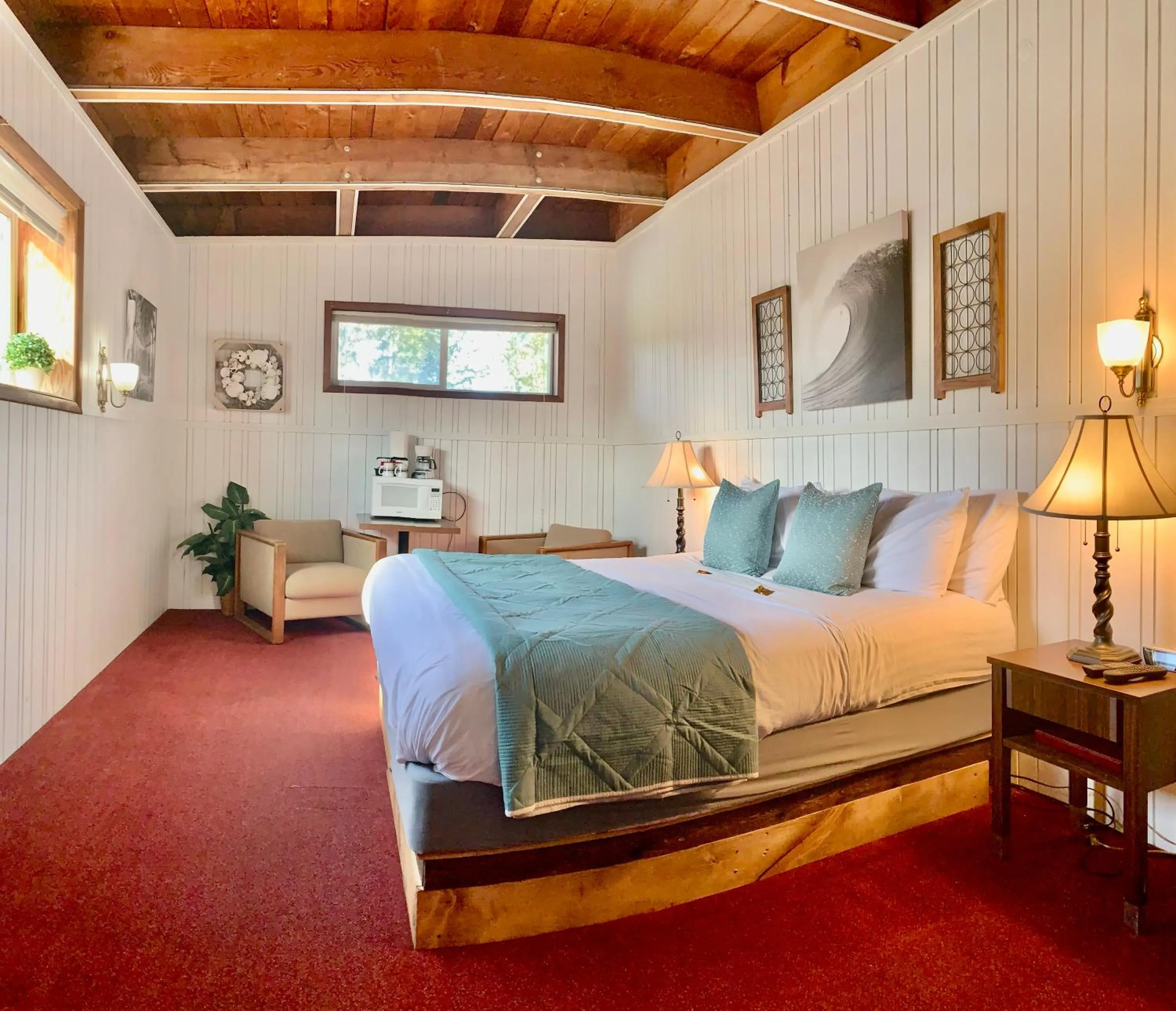 Bed in Breakers Boutique Inn