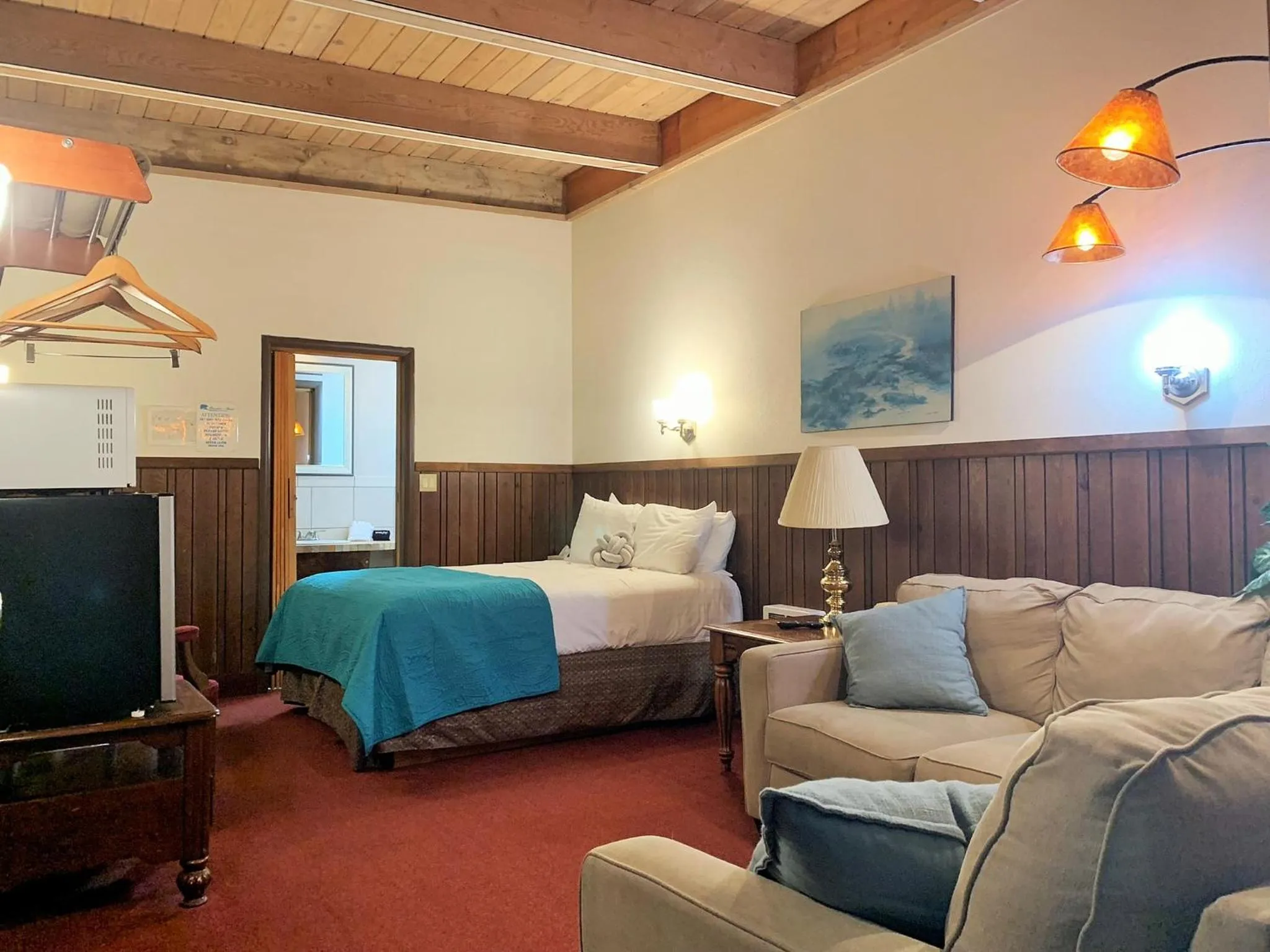 Bed in Breakers Boutique Inn