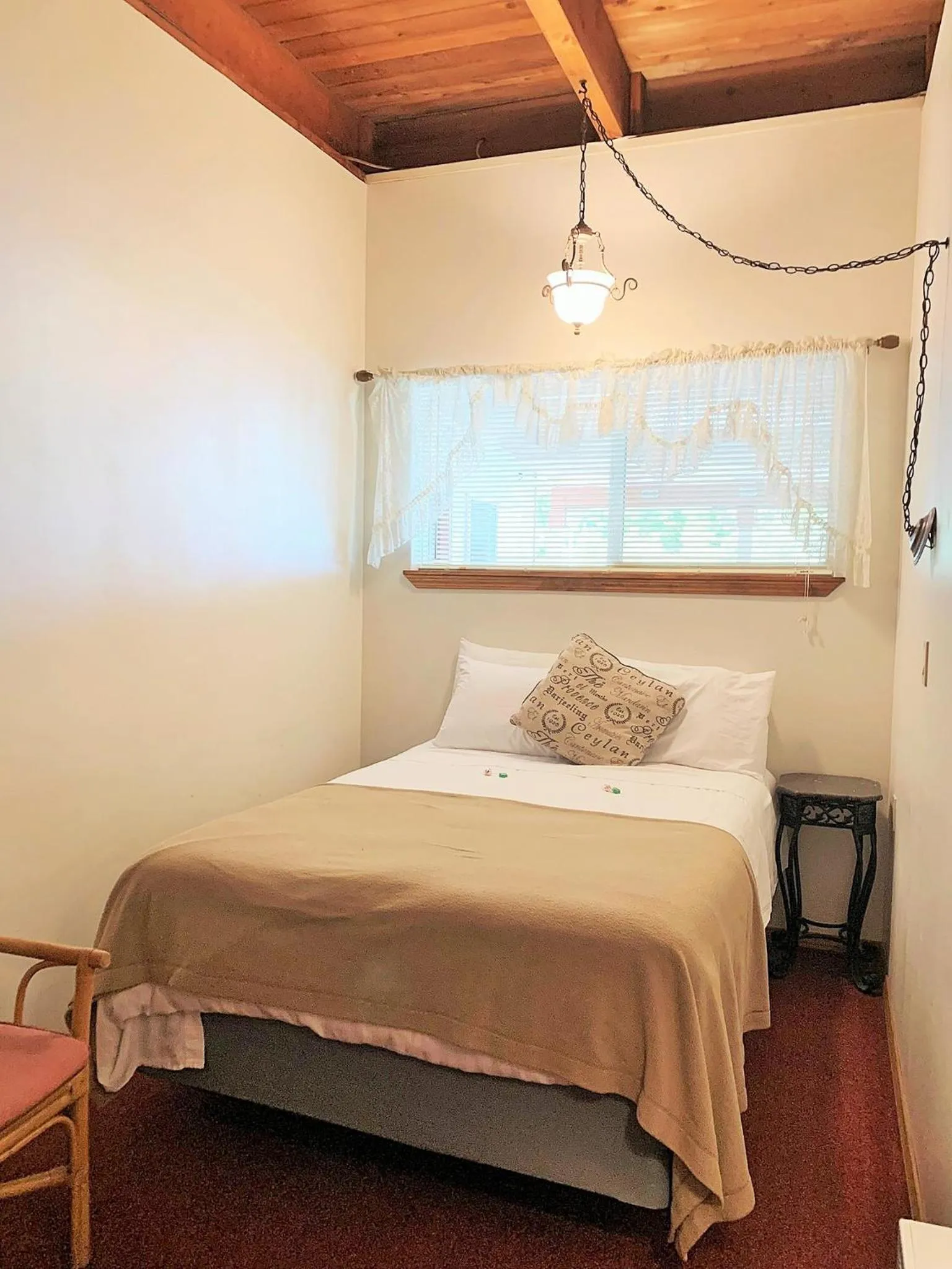 Bed in Breakers Boutique Inn