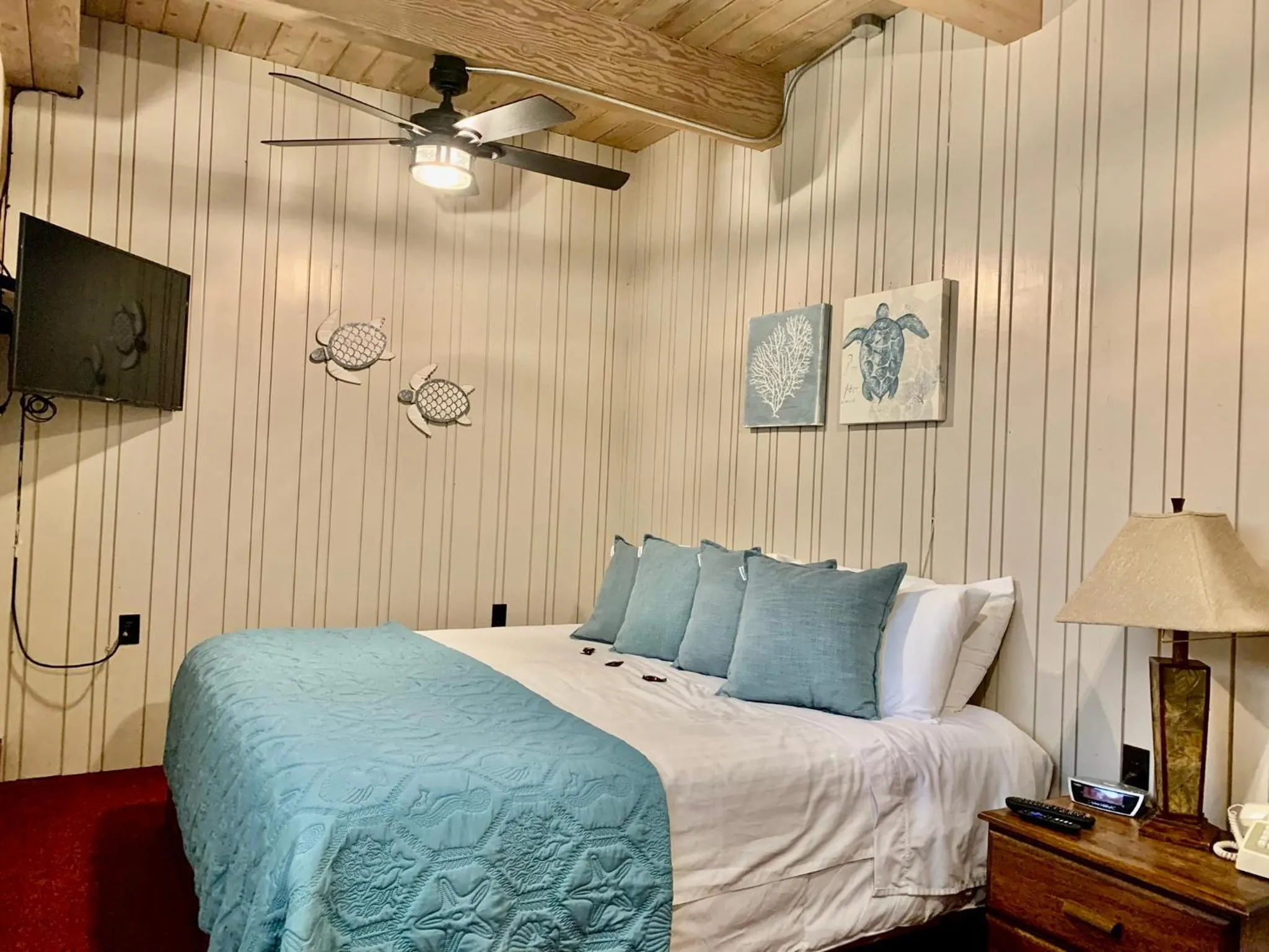 Bed in Breakers Boutique Inn