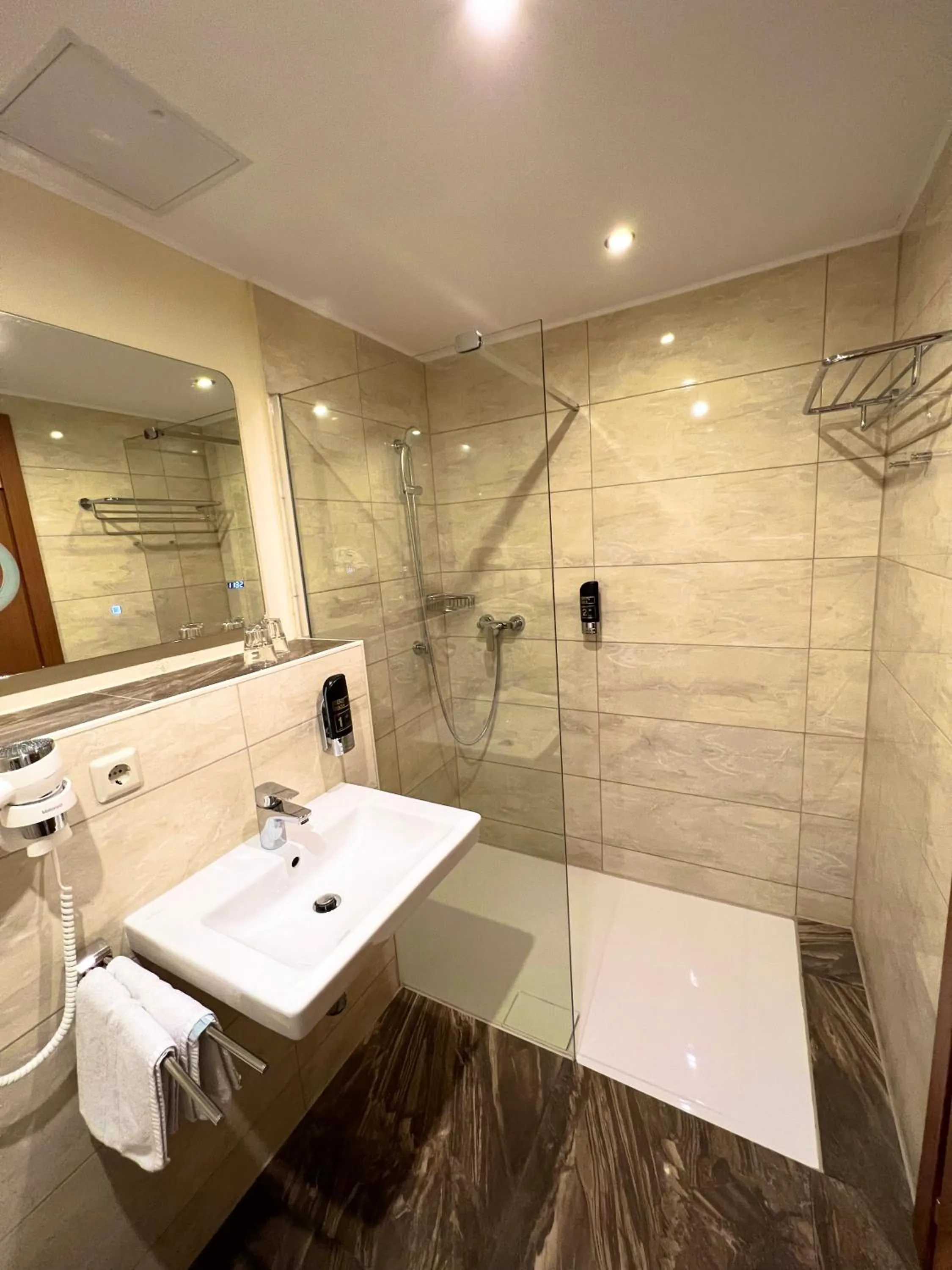 Shower in Hotel Bärenstüberl