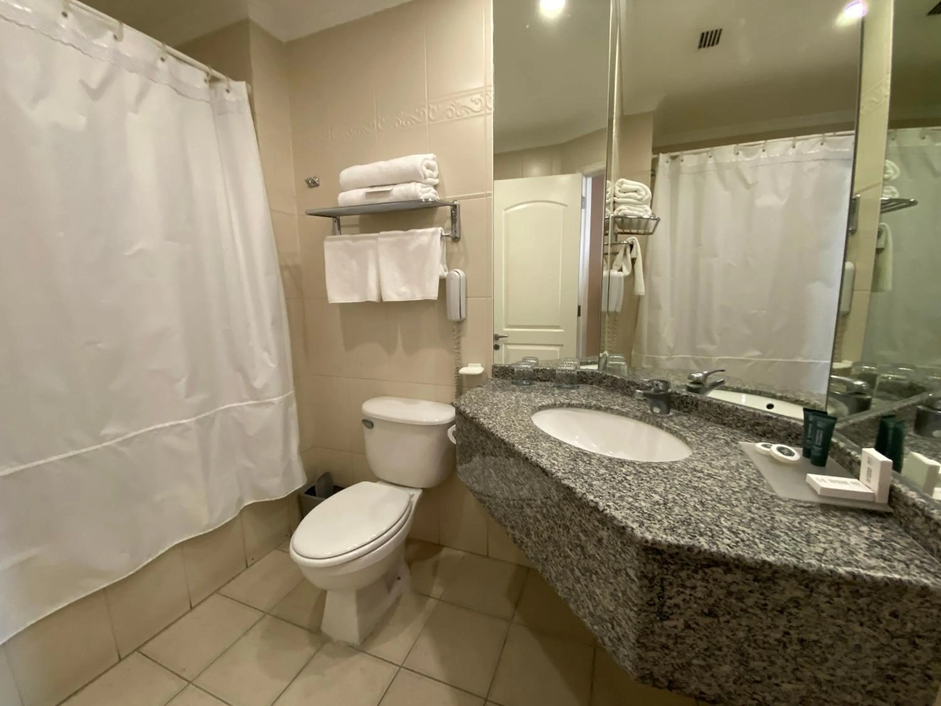 Bathroom in Hotel Diego de Almagro Aeropuerto