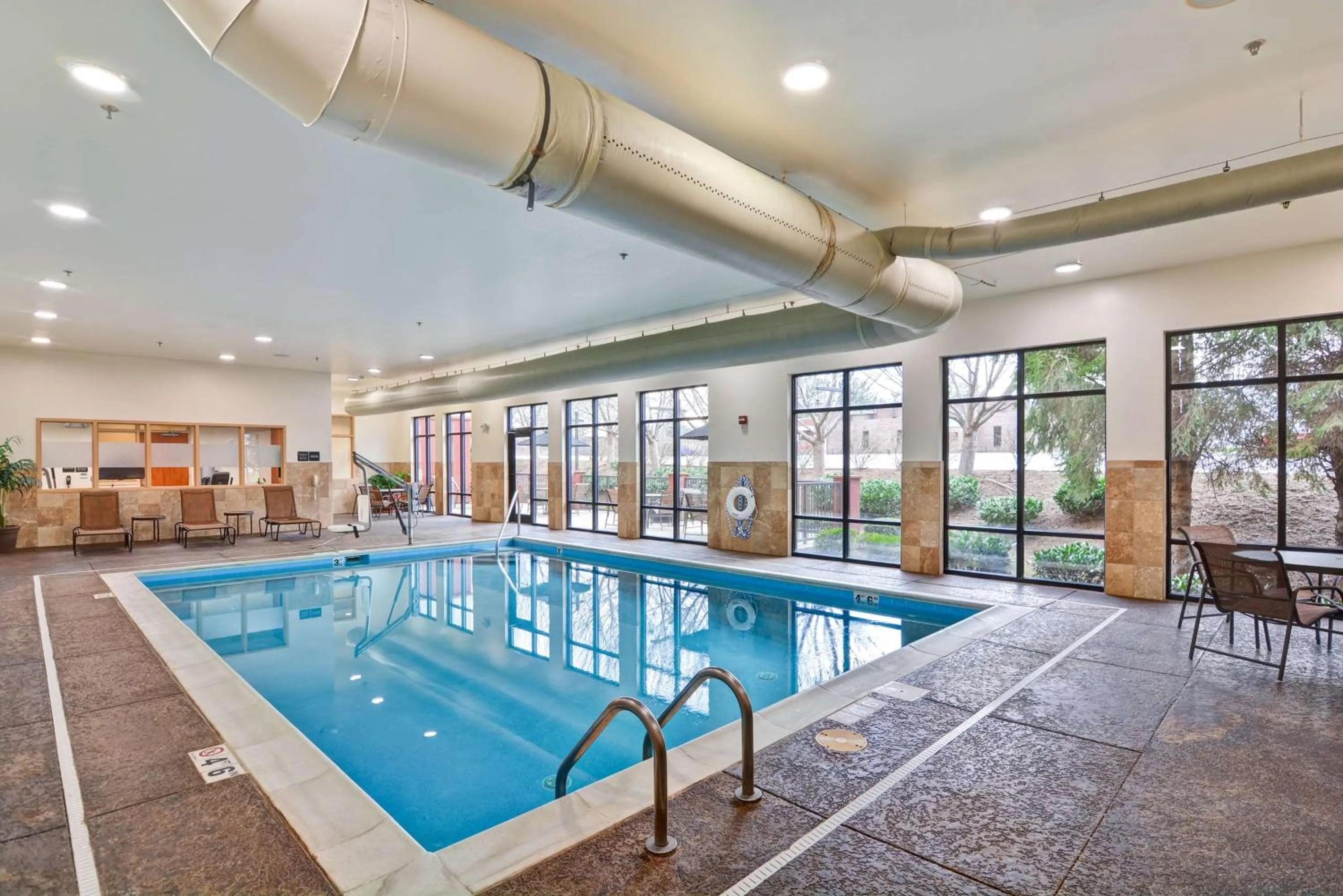 Swimming pool in Hampton Inn Hendersonville