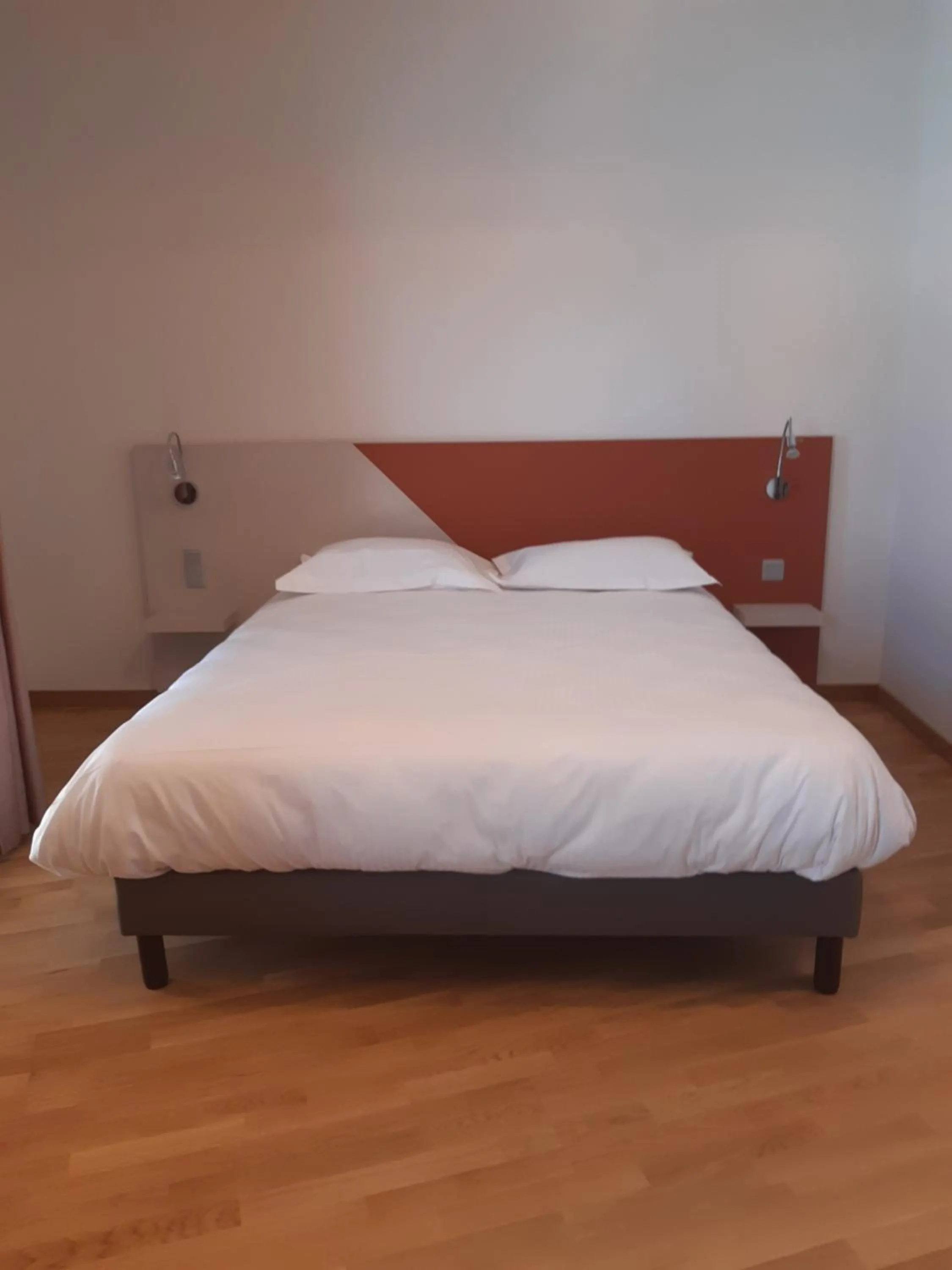 Bedroom, Bed in Logis Hotel du Parc-Restaurant - Le Rouget de Lisle