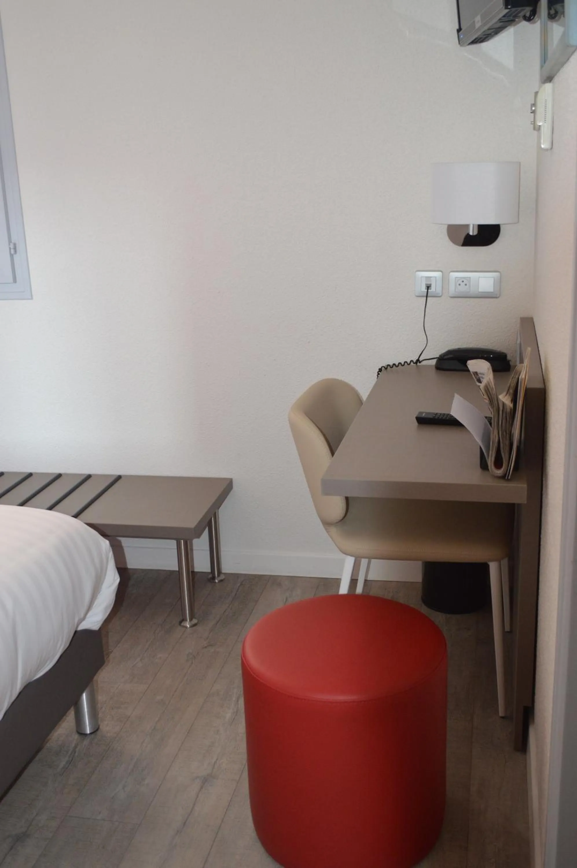 Property building, Bed in Logis Hotel du Parc-Restaurant - Le Rouget de Lisle