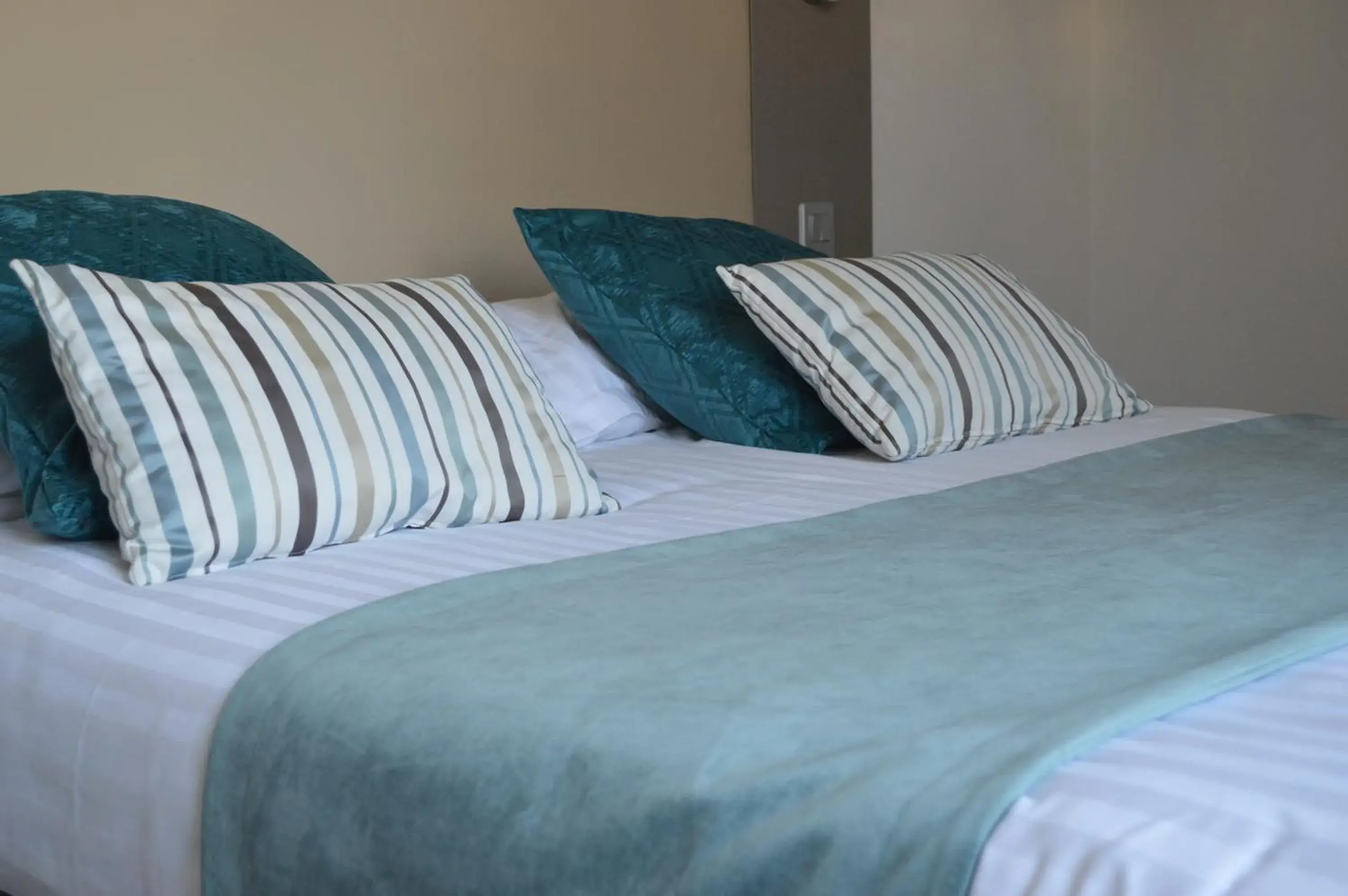 Property building, Bed in Logis Hotel du Parc-Restaurant - Le Rouget de Lisle Property building, Bed in Logis Hotel du Parc-Restaurant - Le Rouget de Lisle