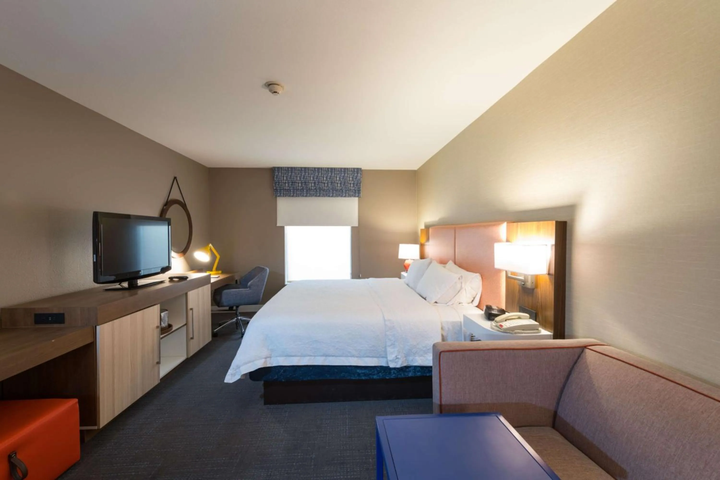 Bedroom, Bed in Hampton Inn and Suites Jamestown