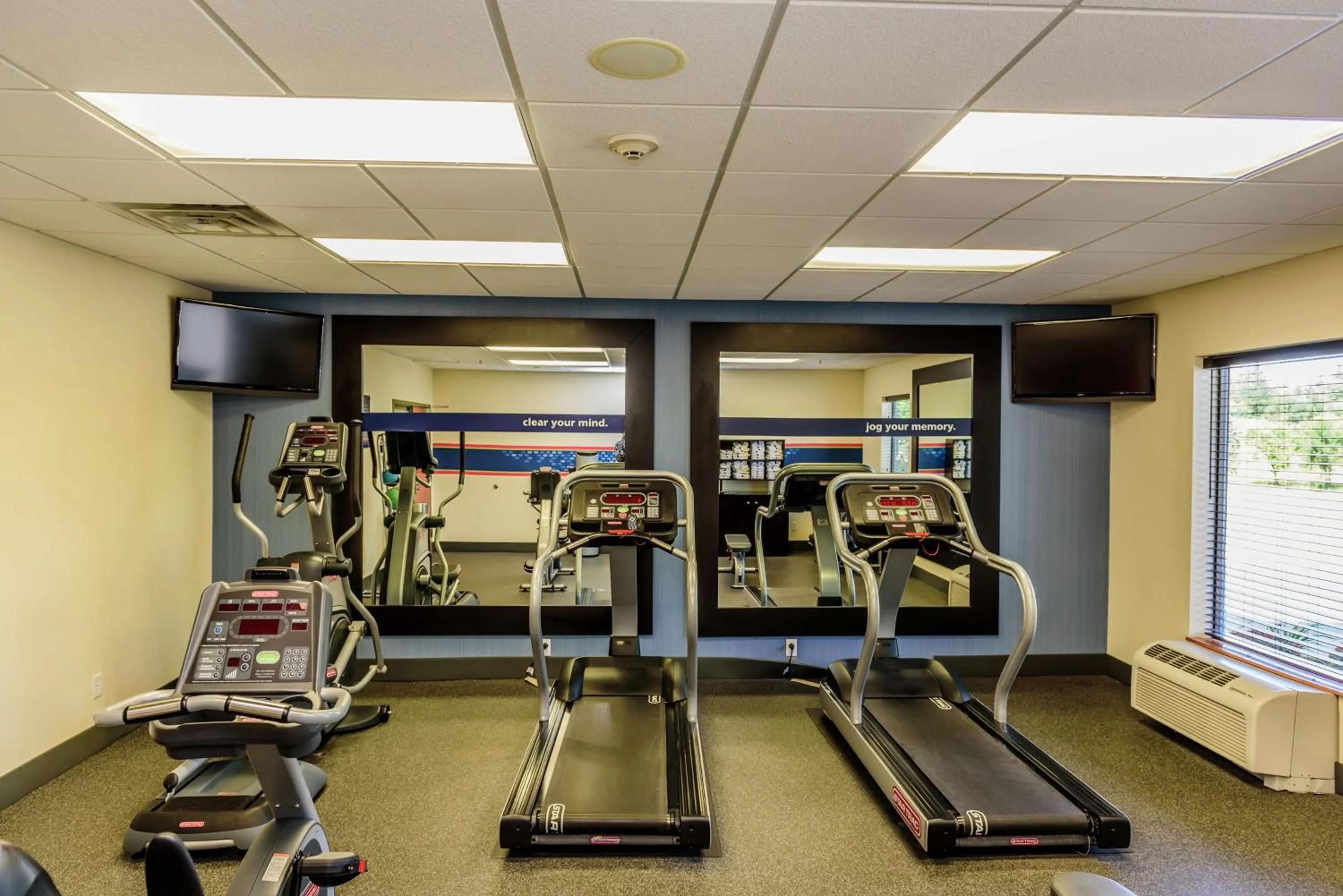 Fitness centre/facilities in Hampton Inn and Suites Jamestown