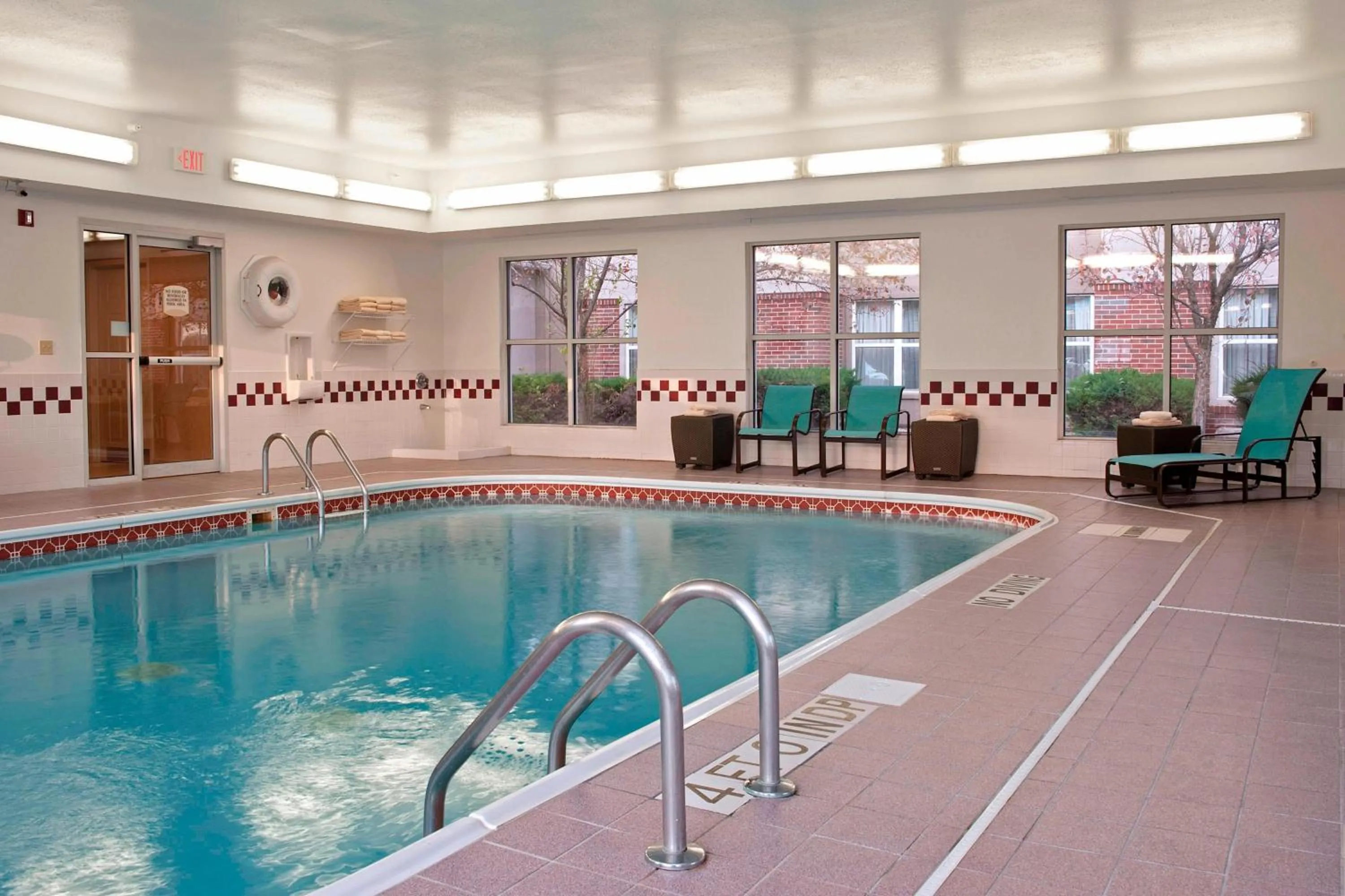 Swimming pool in Residence Inn Lansing West