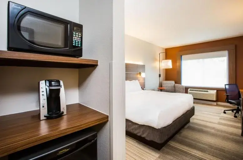 Bed in Holiday Inn Express & Suites Bellevue -Omaha Area- by IHG Bed in Holiday Inn Express & Suites Bellevue -Omaha Area- by IHG