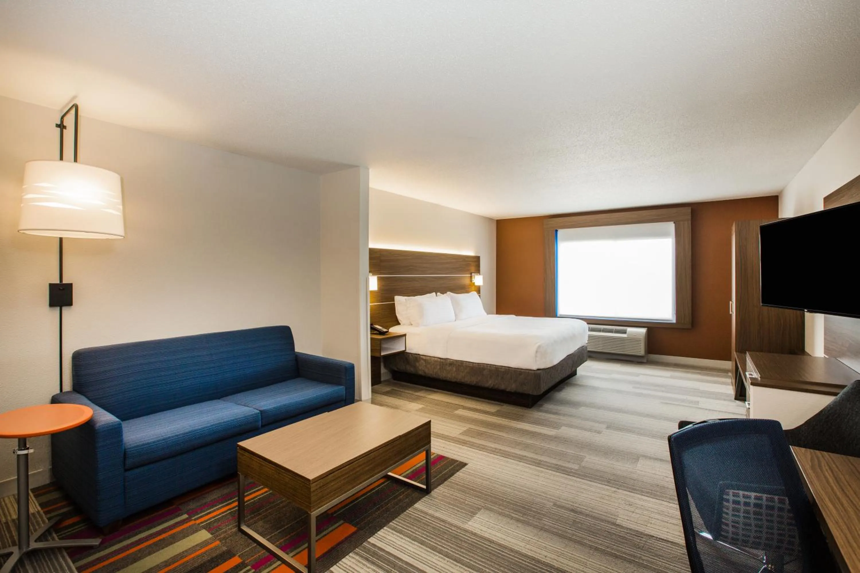 Bathroom, Bed in Holiday Inn Express & Suites Bellevue -Omaha Area- by IHG